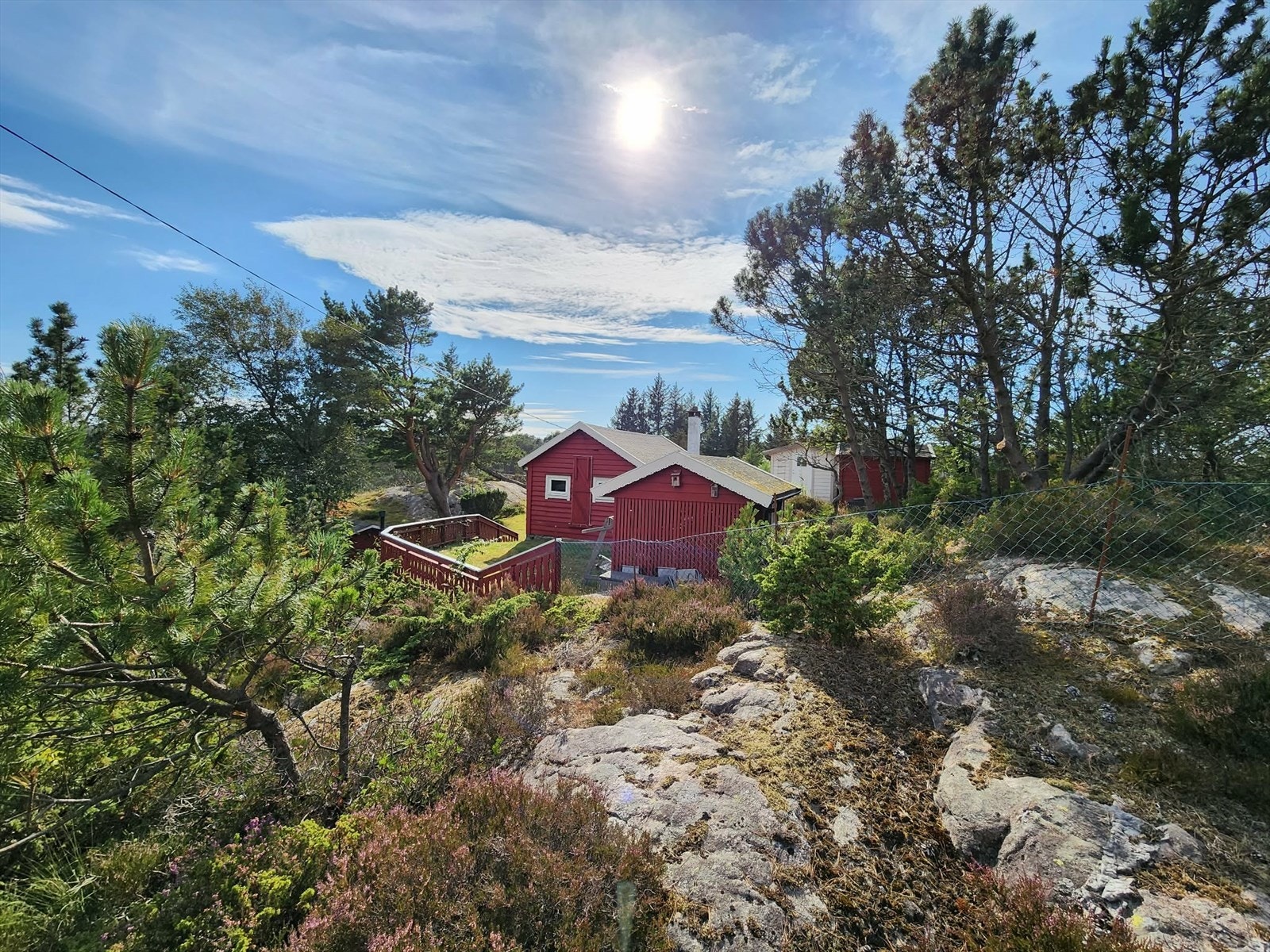 Hytten ligger skjermet og lunt til, og er omkranset av en koselig hage med flere ulike soner Galleribilde