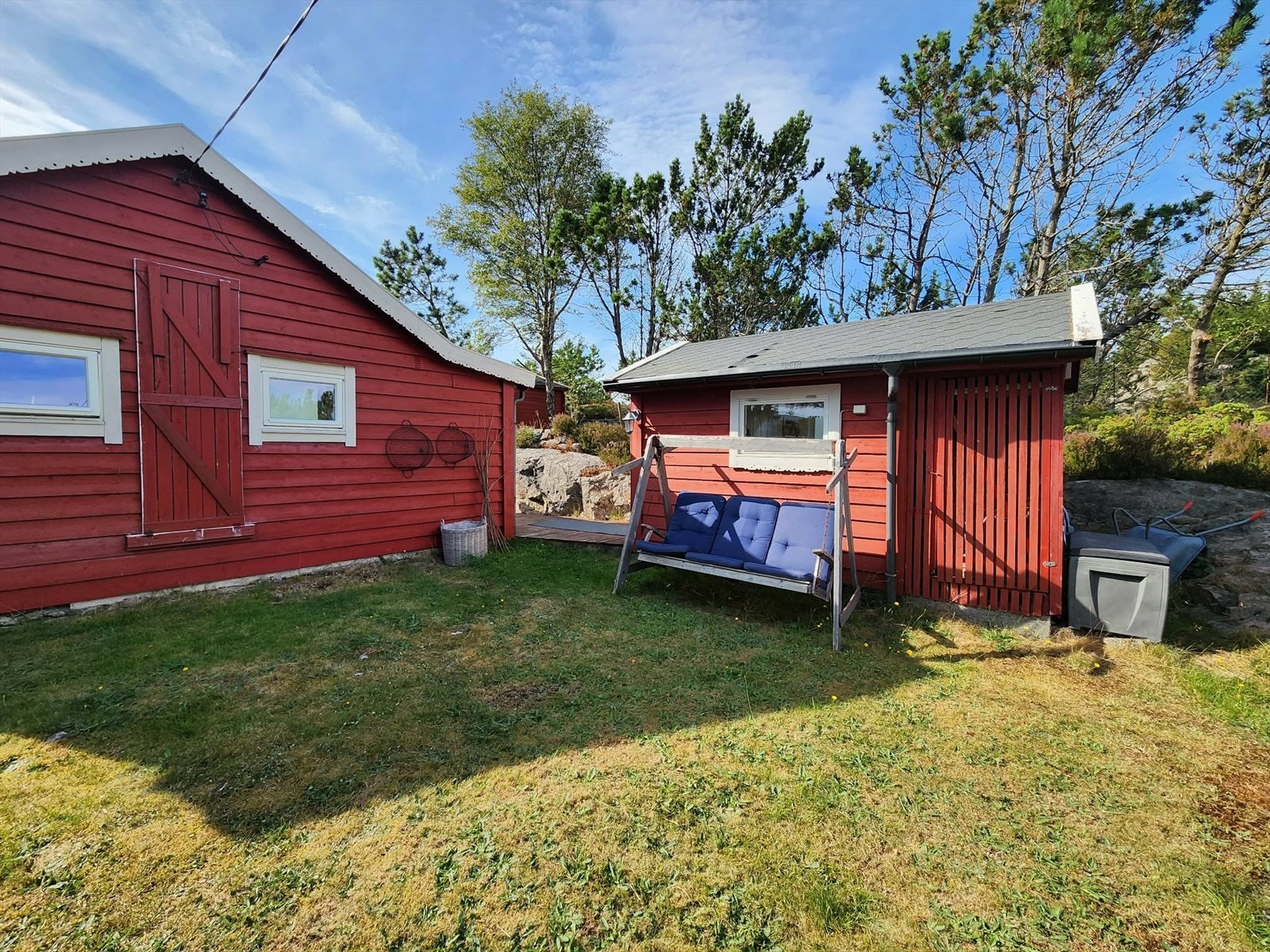 På frokostplassen sitter man lunt og godt og kan nyte en deilig frokost i hammocken Galleribilde