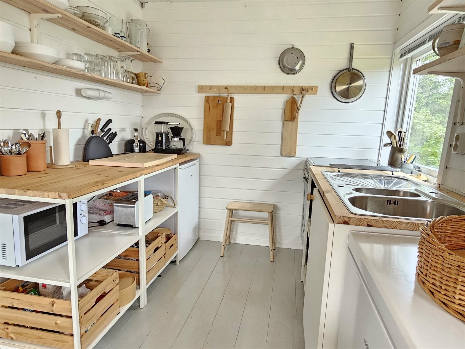 Kjøkken med komfyr, stekeovn, kjøleskap, frys og mikrobølgeovn. Vann hentes i brønn på egen tomt. Galleribilde