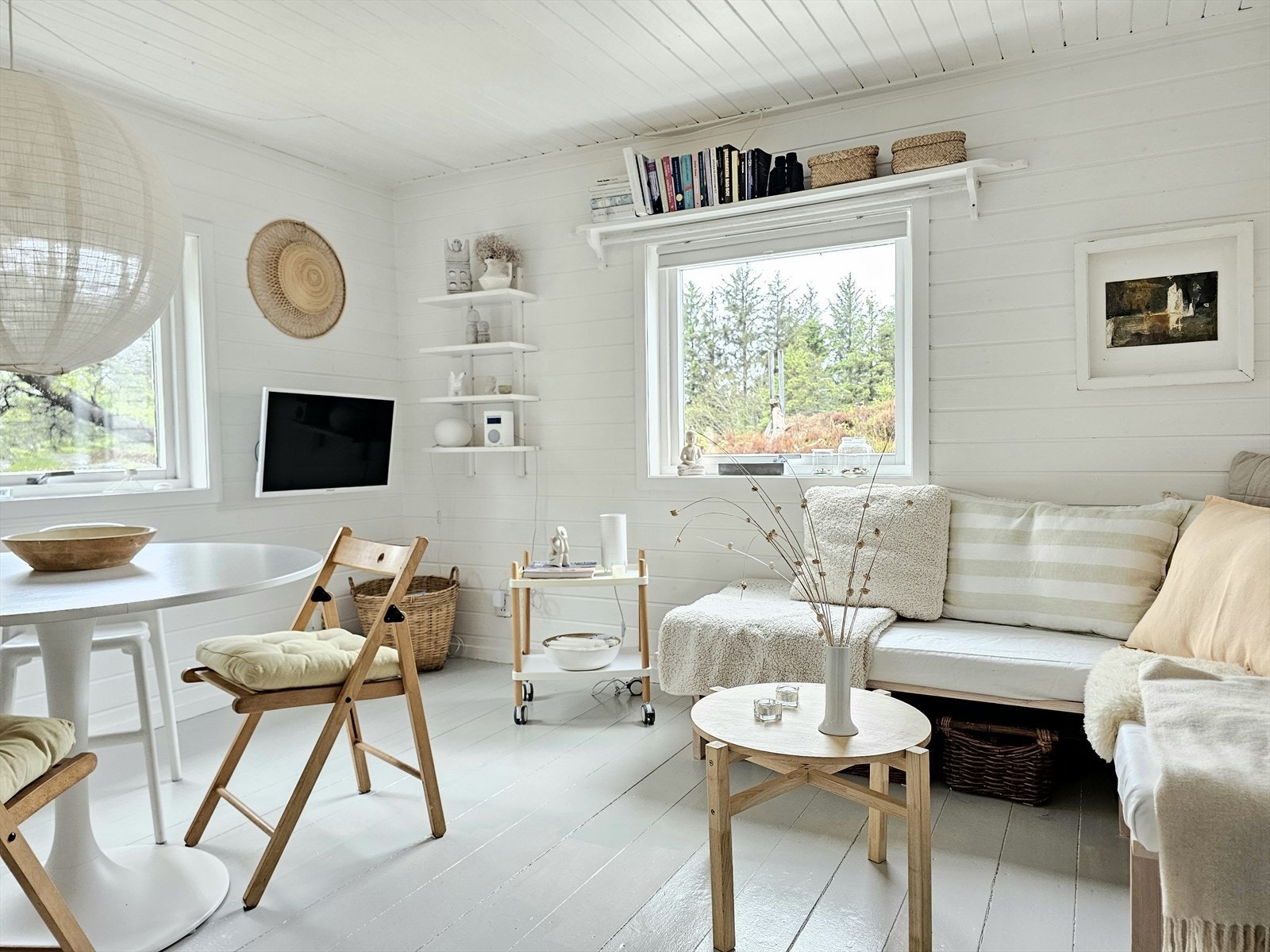 Lyst og sommerlig med vinduer i flere himmelretninger Galleribilde
