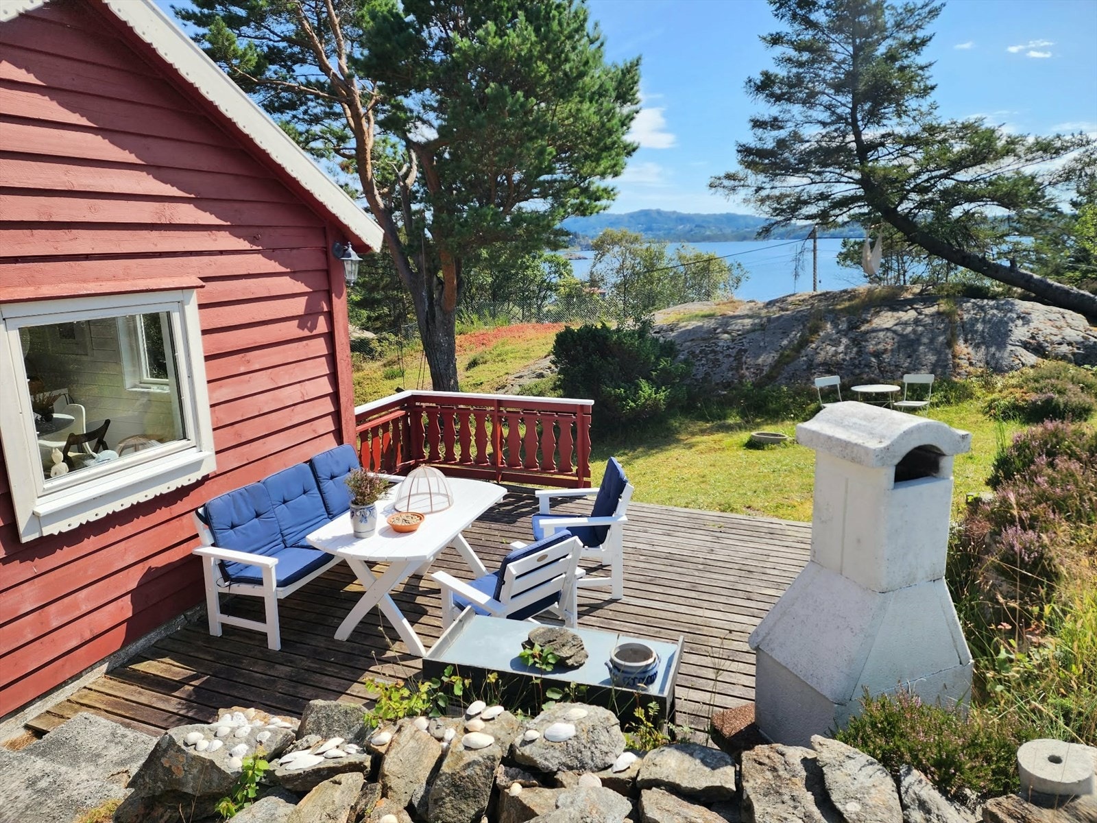 Koselig uteplass med kveldssol. Galleribilde