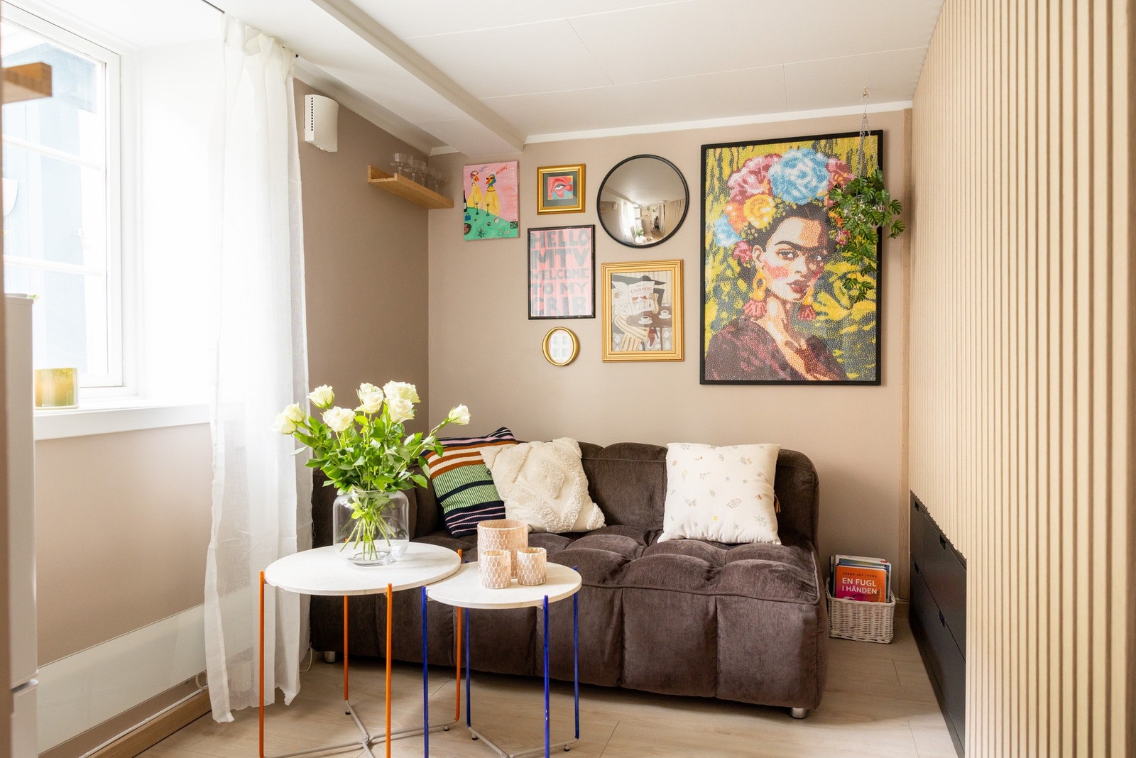 Det er god plass til sofa, bord og tilhørende møbler i stuen Galleribilde