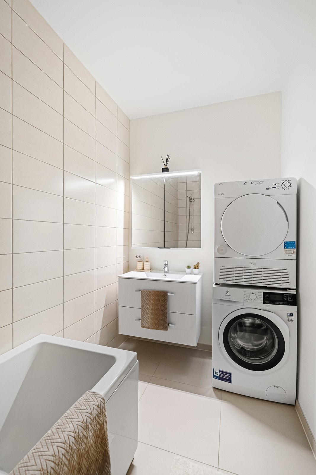 Badet er utstyrt med vegghengt wc, badekar, vask i seksjon med speilskap og lys samt opplegg til vask/tørk. Galleribilde