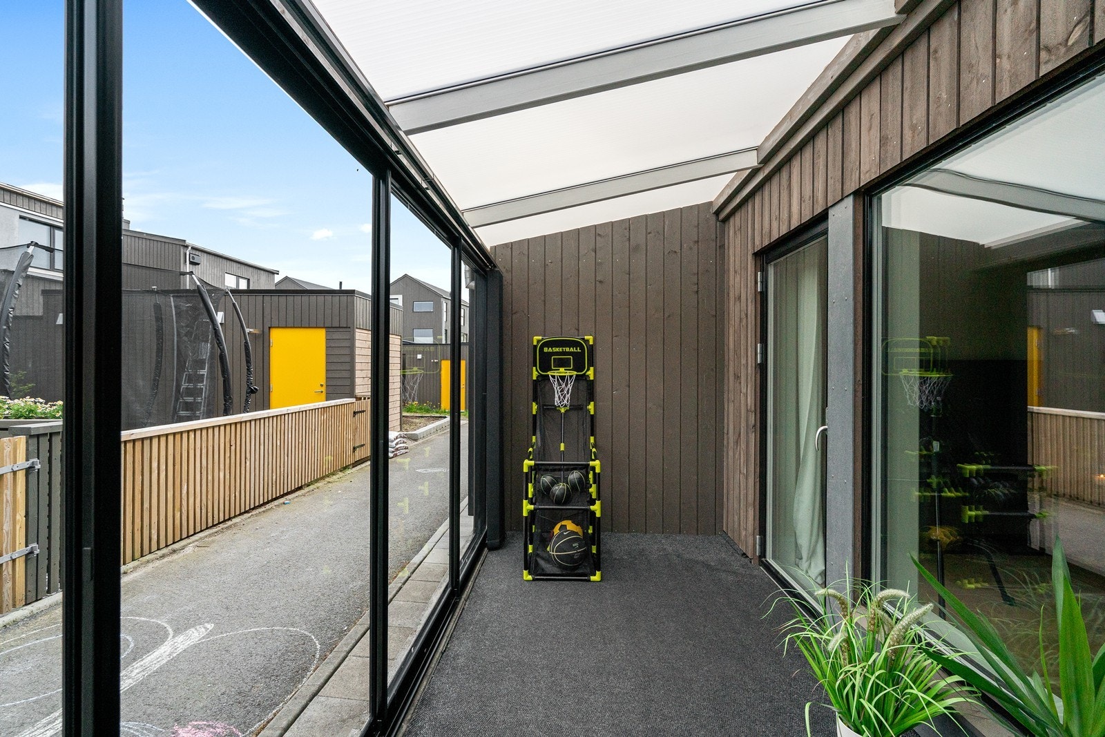 Kan brukes til bla. treningsrom. Praktisk med skyvedører. Galleribilde
