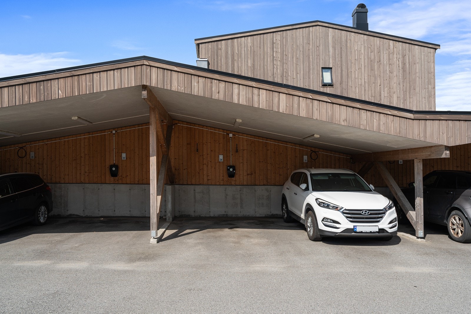 Parkering i felles carportanlegg. El-billader installert. Galleribilde