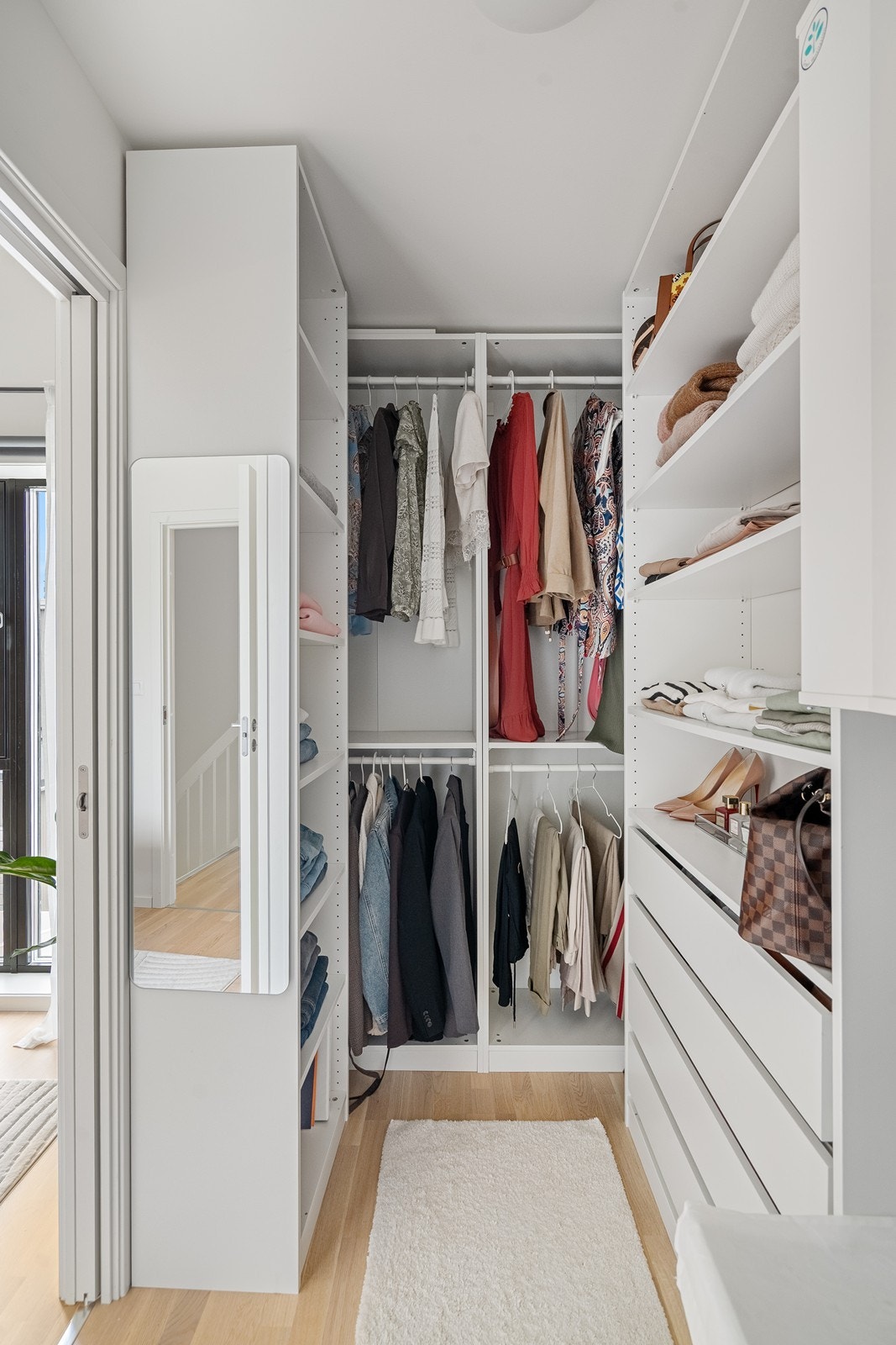 Hovedsoverom har tilgang til praktisk garderobe. Galleribilde