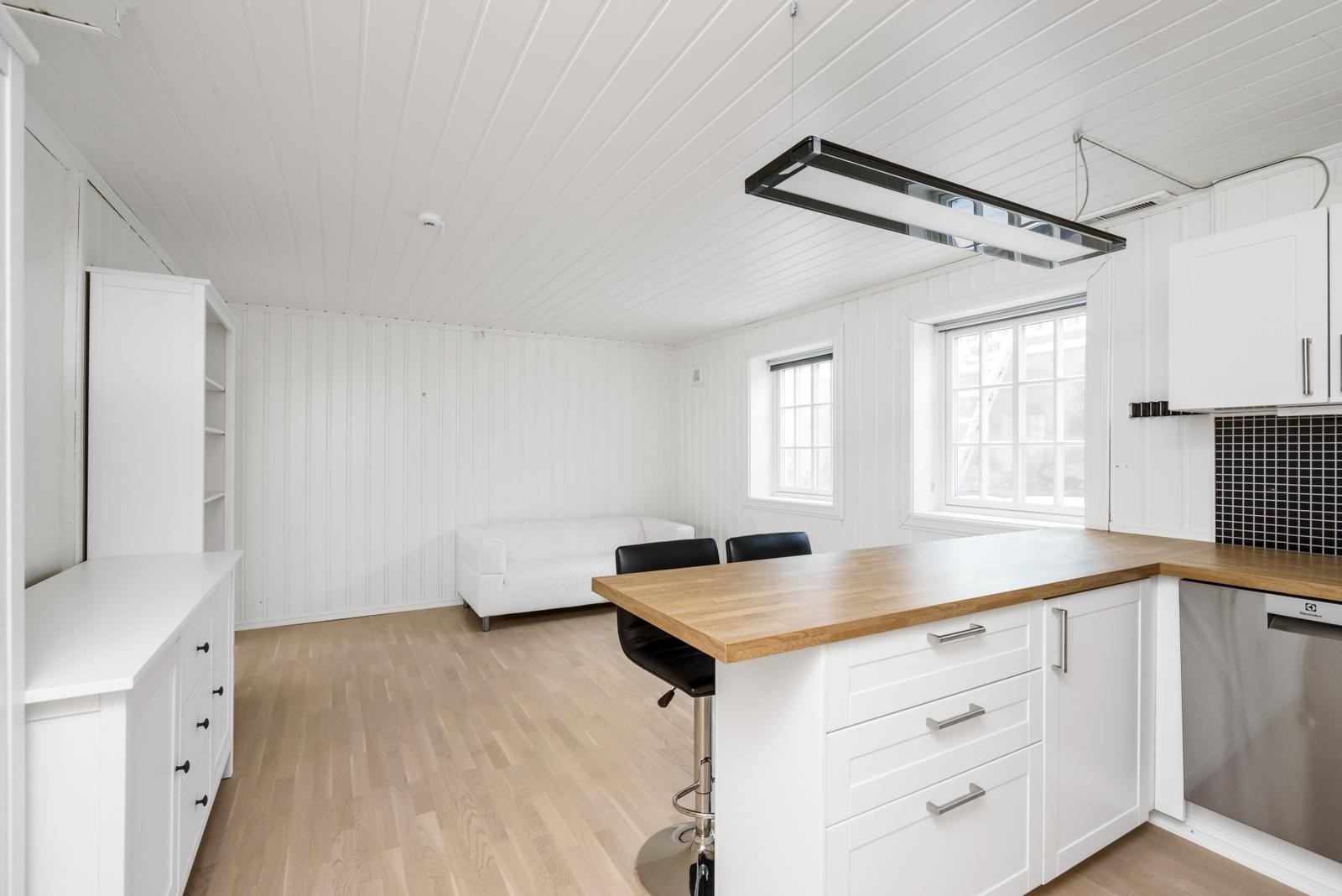 Stuen har god plass til seng, sofa og ulike møbleringsløsninger. Galleribilde