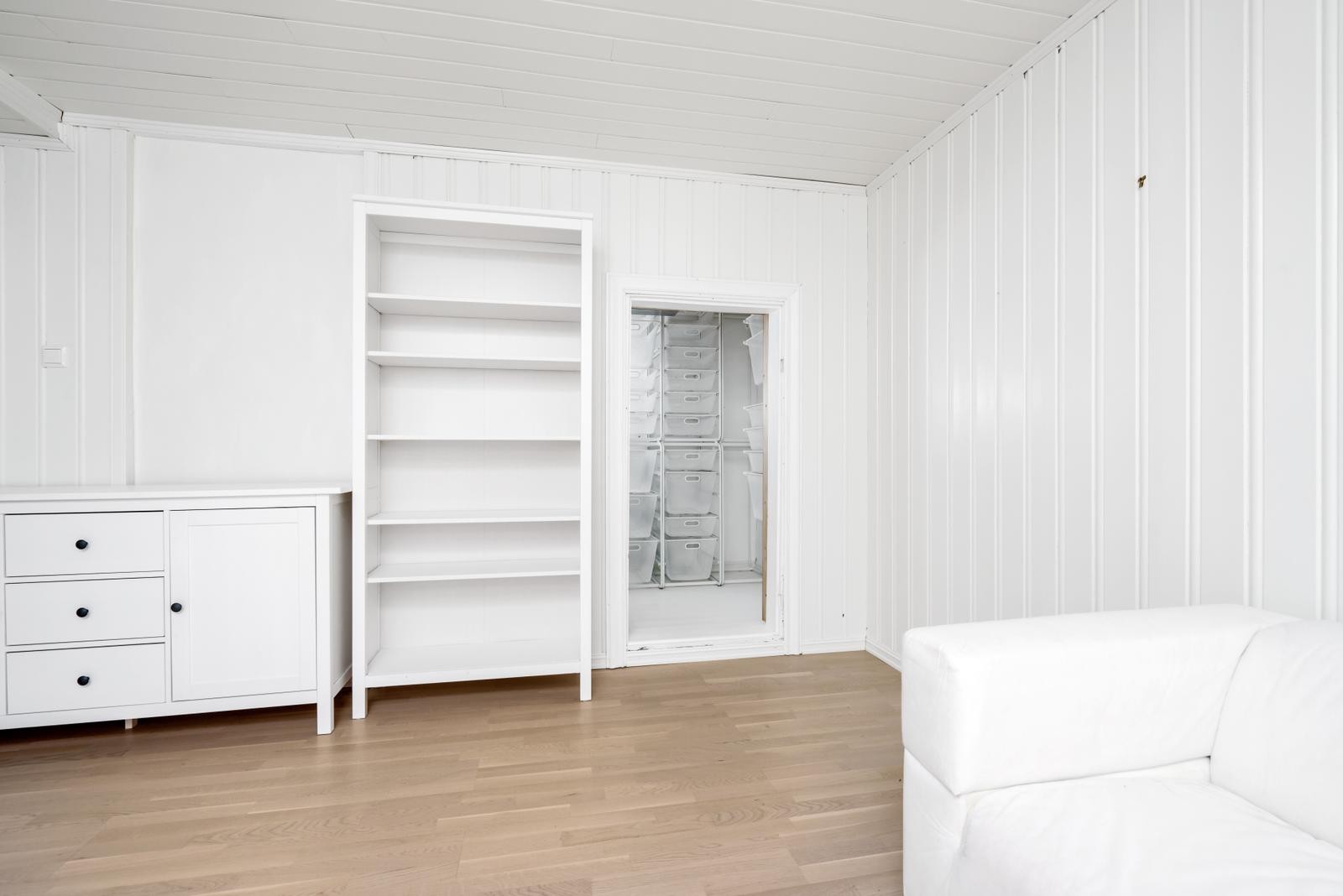 Fra stuen har man tilgang til en praktisk bod med mye lagringsplass. Galleribilde