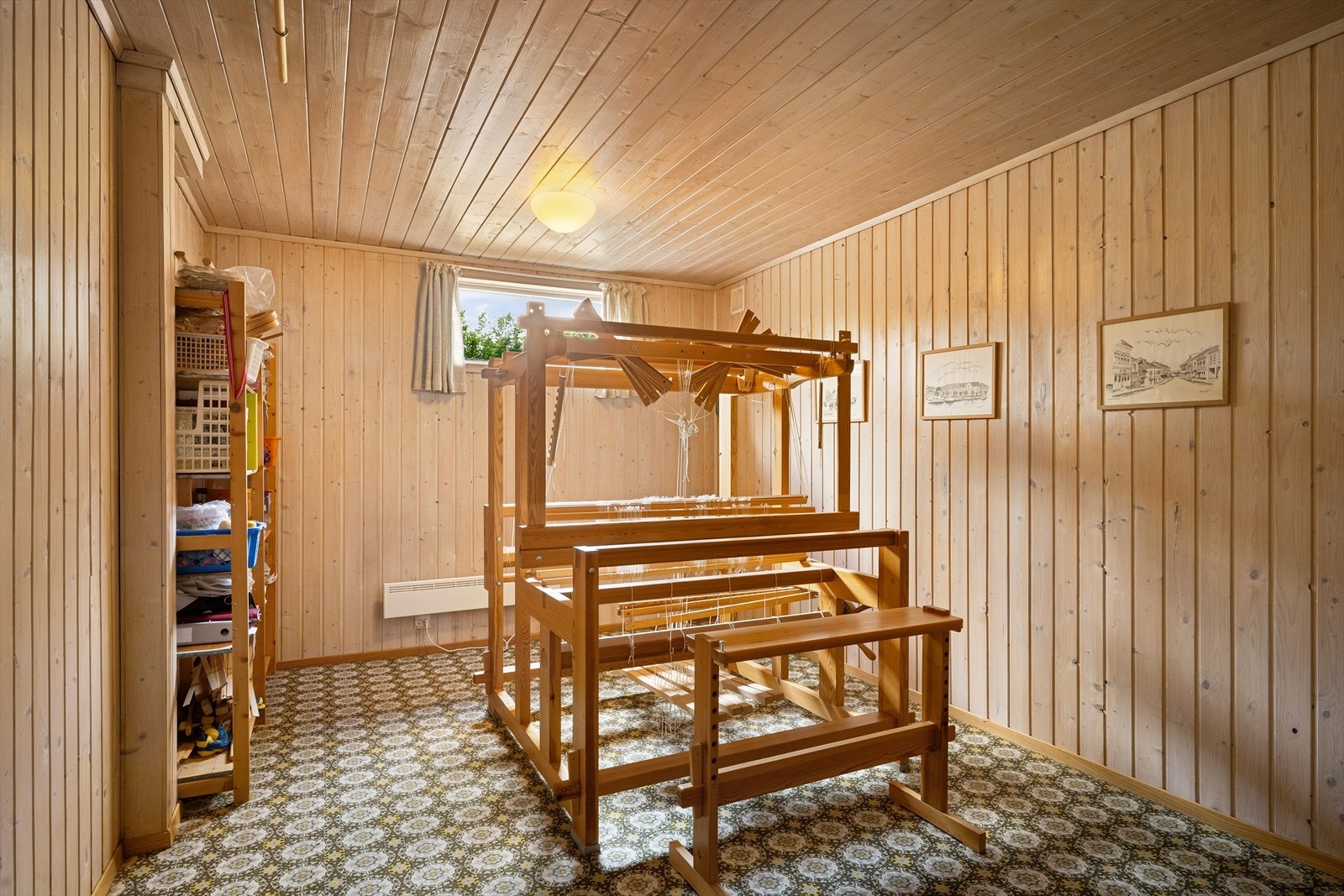 Innredet rom i kjelleren, ideelt som hobbyrom eller for oppbevaring. Galleribilde