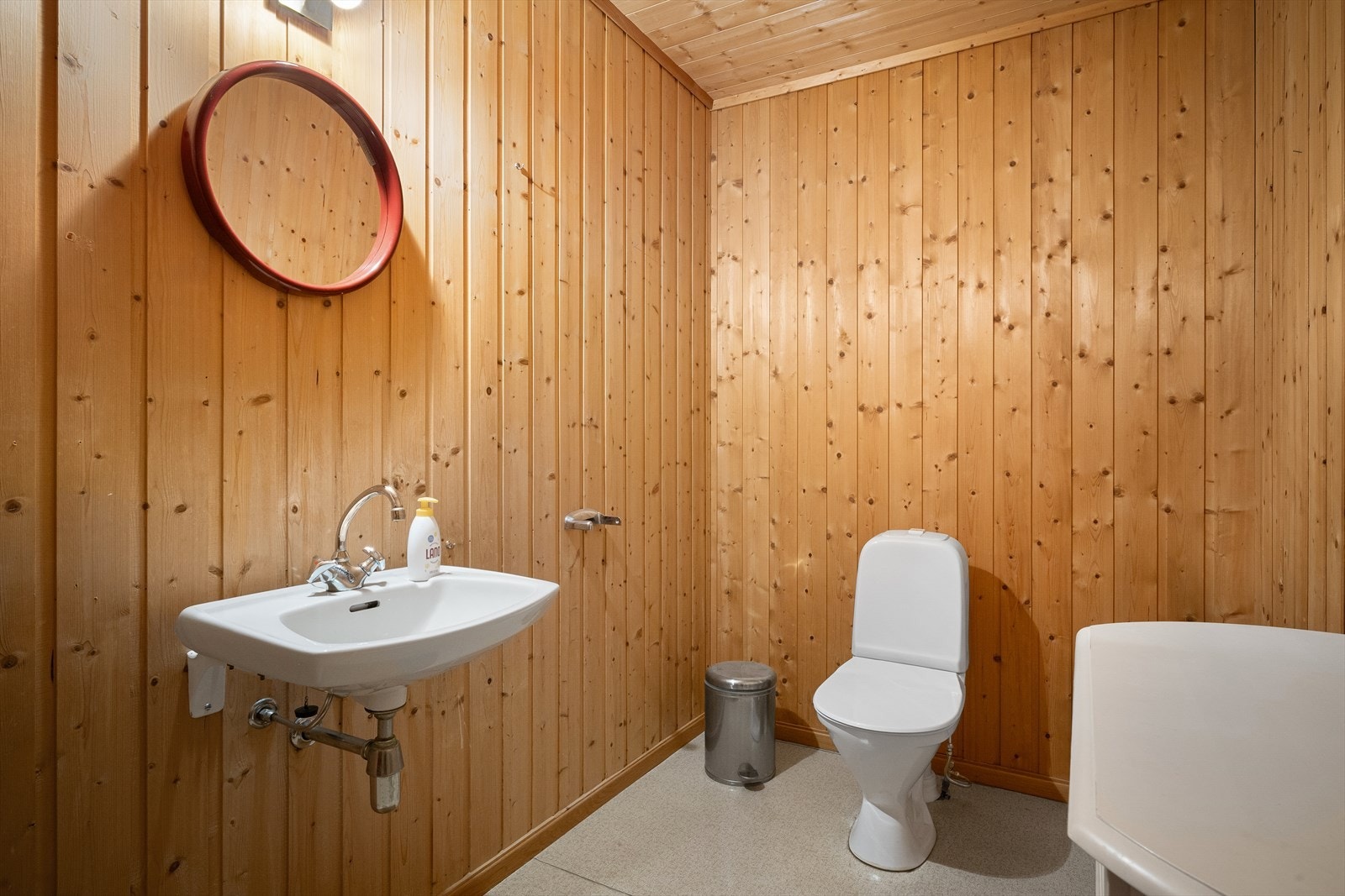 Toalettrom i kjelleren med vask og toalett. Galleribilde