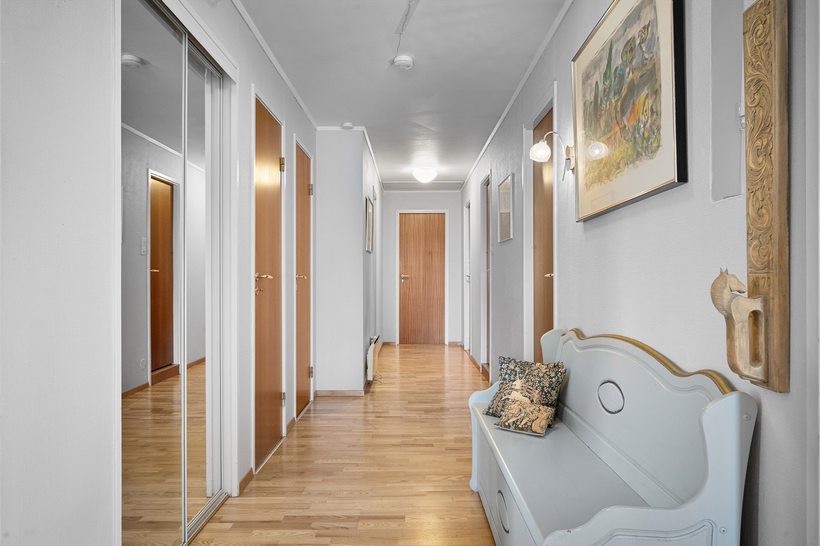 God gang med god plass til å henge fra seg klær og sko i skyvedørsgarderobe. Galleribilde