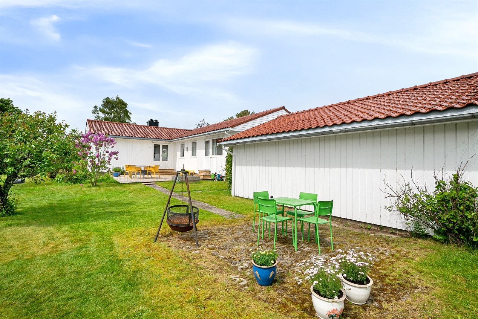 Solrik og skjermet terrasse på 38 kvm. Stor plen med god plass til lek og moro for hele familien. Galleribilde