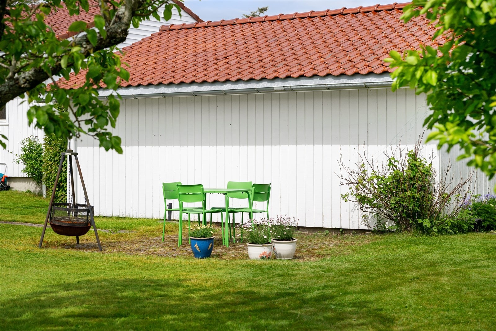 Uteplass med rom for sittegruppe i hagen. Galleribilde