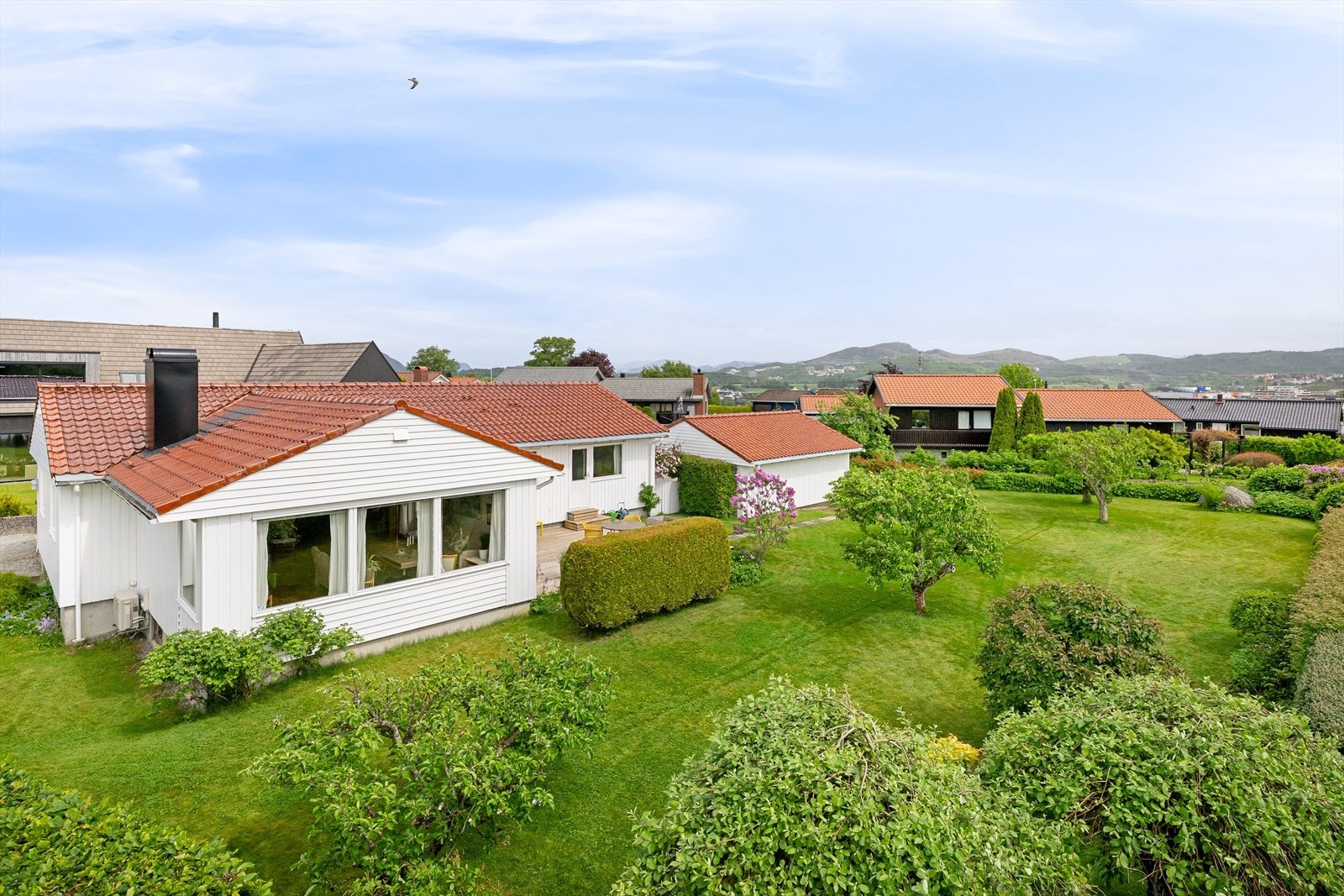 Eiendommen ligger i et etablert og barnevennlig villaområde på beste Sandved - kort vei til skoler og barnehager. Galleribilde