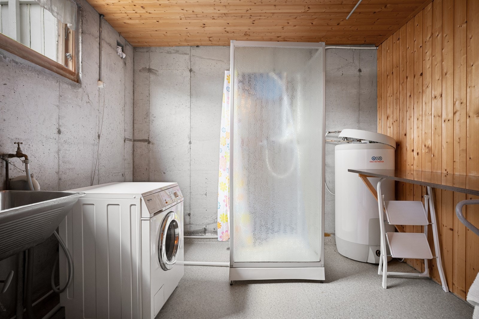 Vaskerom i kjelleren med opplegg for vaskemaskin, utslagsvask og dusjkabinett. Varmtvannsbereder fra 2023. Galleribilde