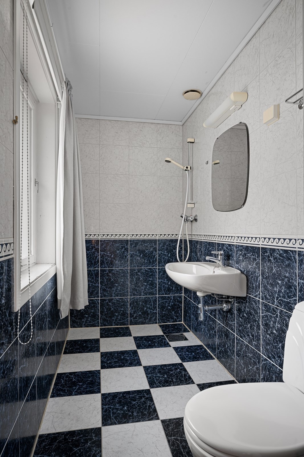 Det private badet er helfliset (varmekabler i gulv). Galleribilde