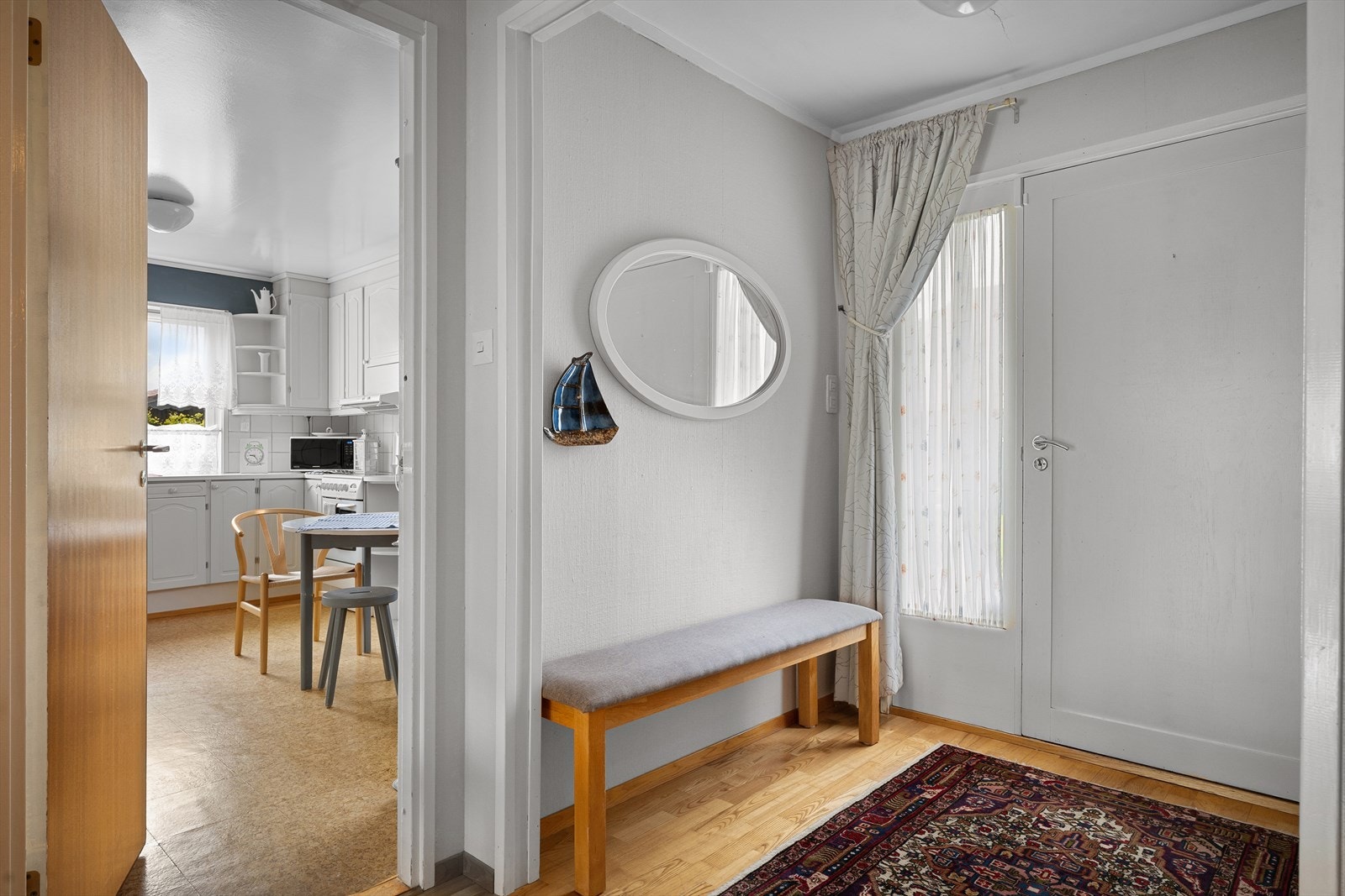 Lett adkomst til kjøkkenet både fra stuen og entreèn, praktisk når en har vært og handlet. Galleribilde