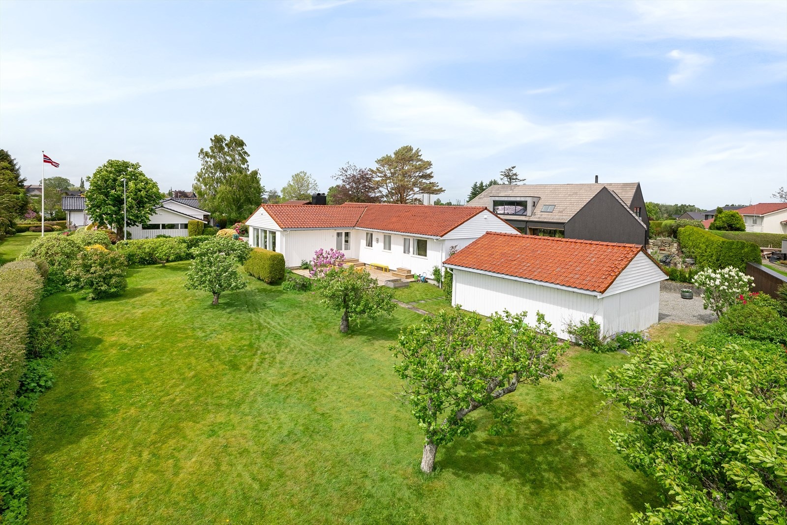 Velkommen til Sandved Terrasse 5D! Flott, luftig og solrik tomt (1122 kvm) som er pent opparbeidet og beplantet. Foto: Stian Dirdal Galleribilde