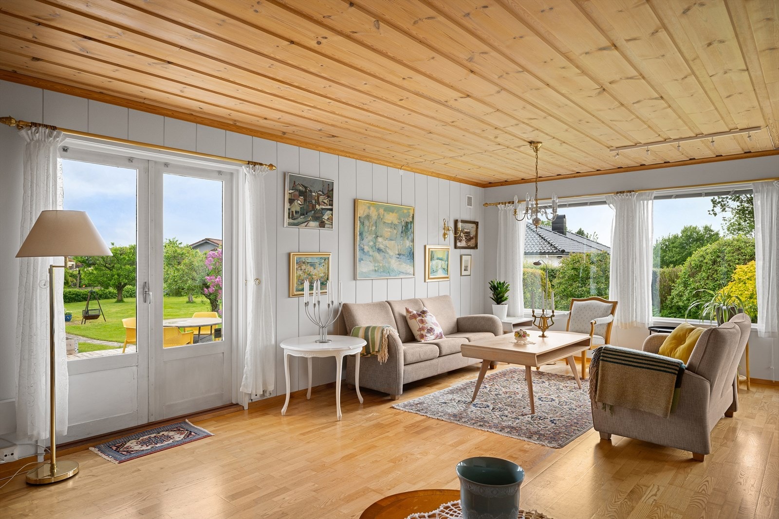 Direkte utgang til en terrasse på ca. 38 m² og den store hagen. Galleribilde