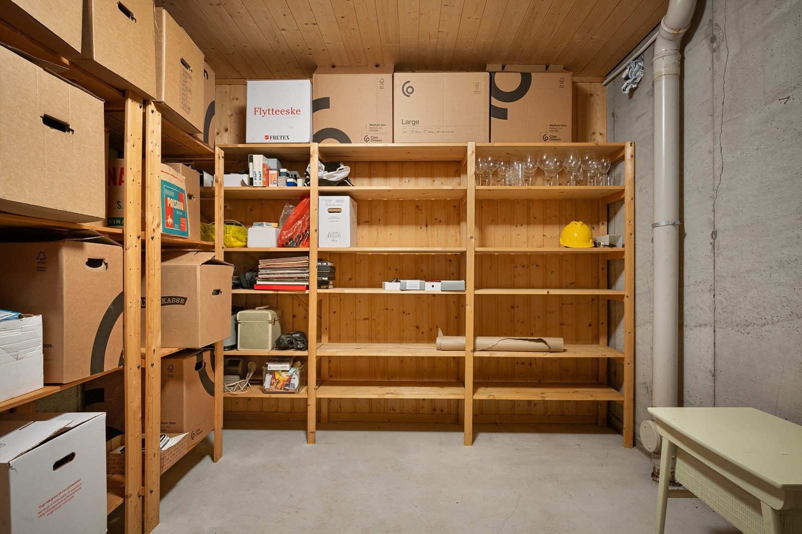 Kjelleren har rikelig med lagringsplass Galleribilde