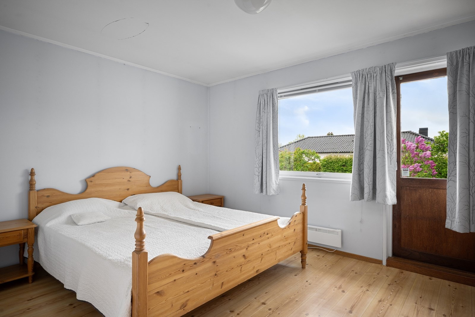 Det er 4 soverom, hvorav hovedsoverommet med eget, privat bad. Galleribilde