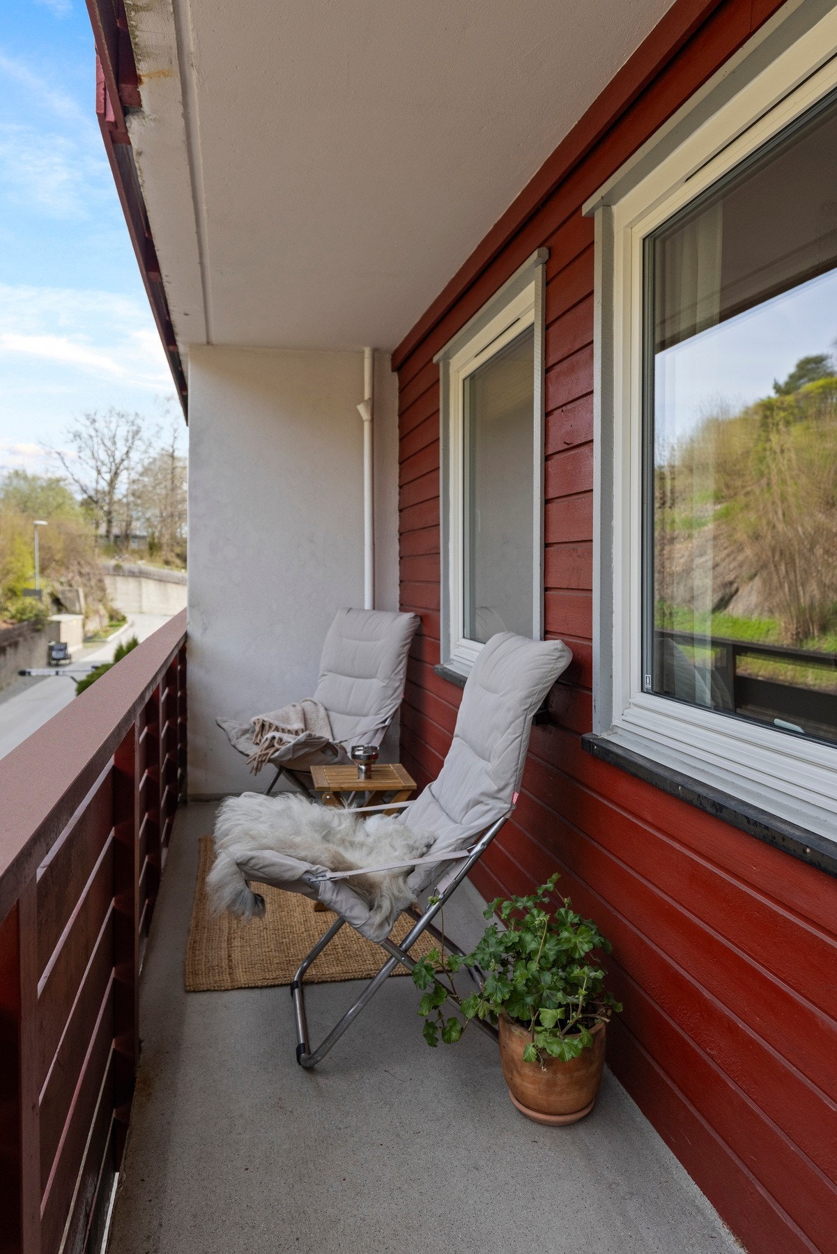 Balkongen er på ca. 8 kvm med plass til utemøbler. Galleribilde