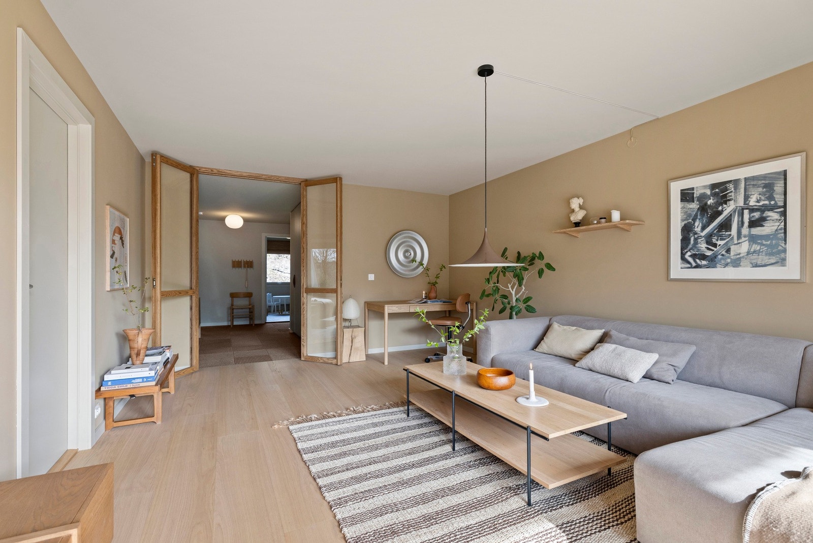 Det er god plass til flere møbleringsmuligheter i stuen. Dører i stuen er i heltre eik. Galleribilde