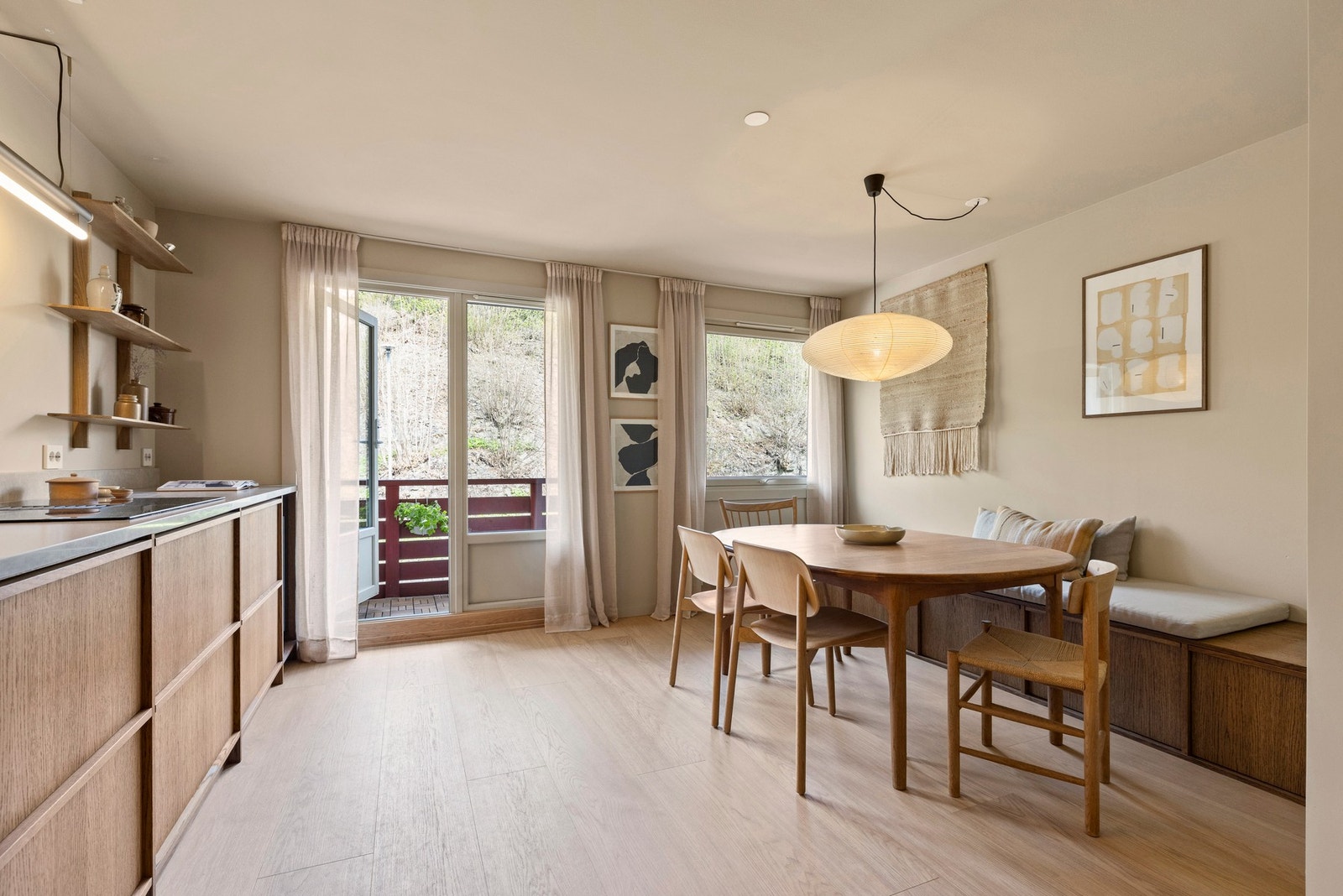 Meget lekkert kjøkken med påkostede materialer, elegante detaljer og et tidløst uttrykk. Her kombineres design, kvalitet og funksjonalitet på en særdeles vellykket måte. Galleribilde