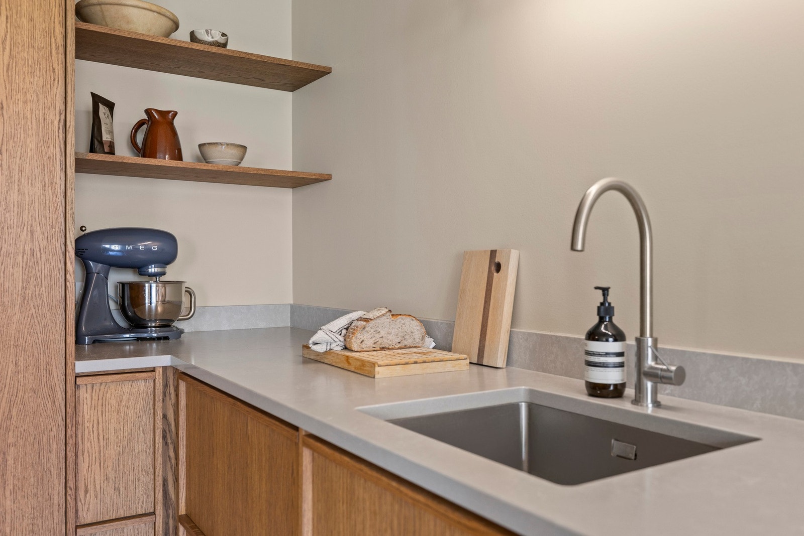Kjøkkeninnredning med profilerte fronter og nedfelt vaskekum. Benkeplate i komposittstein fra Silestone. Galleribilde