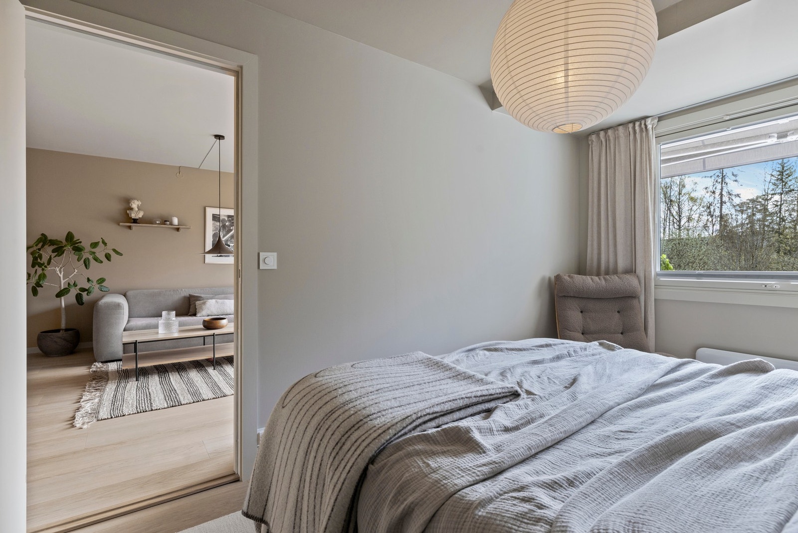 Rommet er malt i en moderne fargetone. Galleribilde