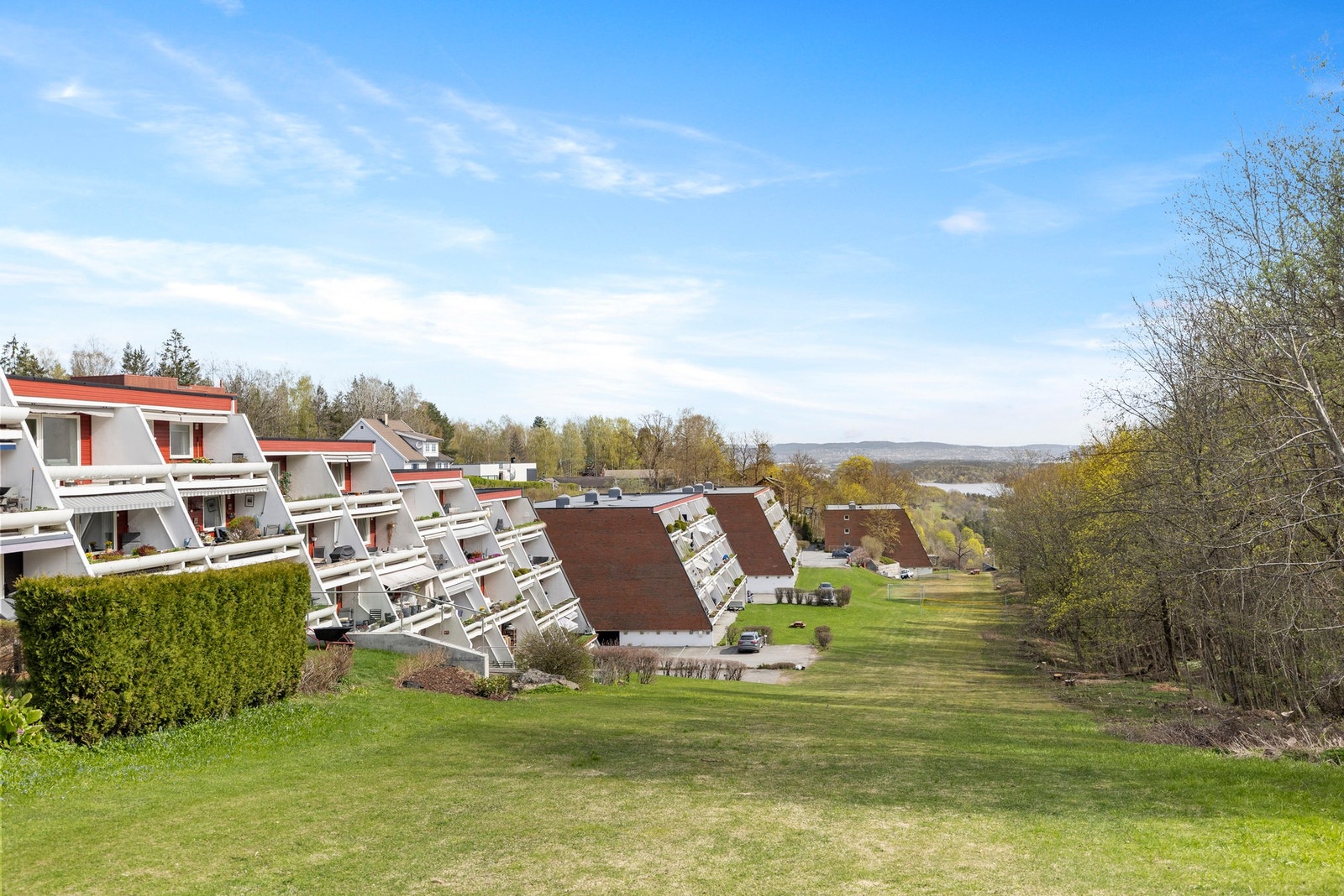 Her bor du i et hyggelig og frodig område med kort vei til"alt" man trenger i hverdagen. Galleribilde