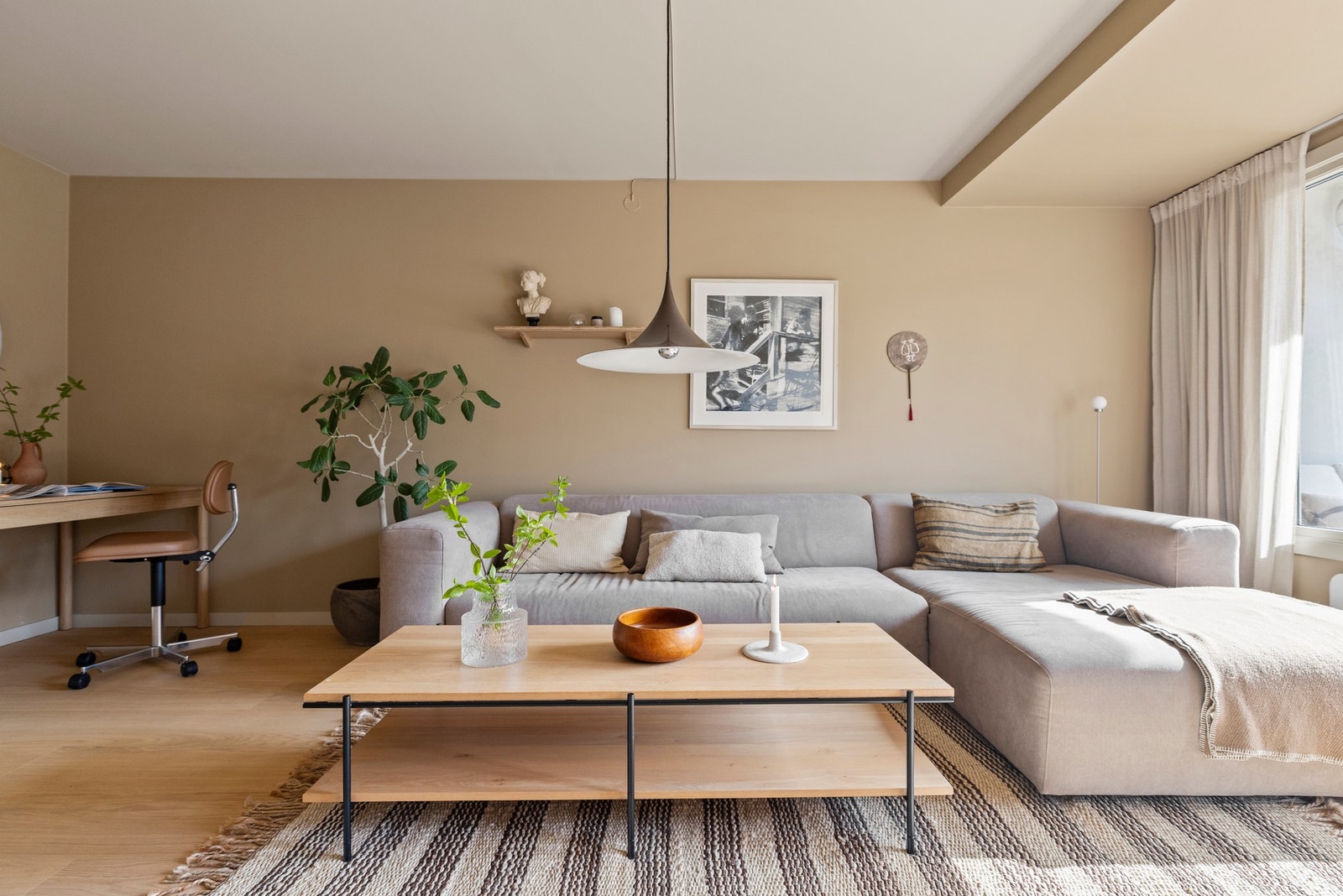 Lyse vegger og store vindusflater slipper inn rikelig med naturlig lys, mens moderne møbler i nøytrale toner skaper en rolig og innbydende atmosfære. Galleribilde