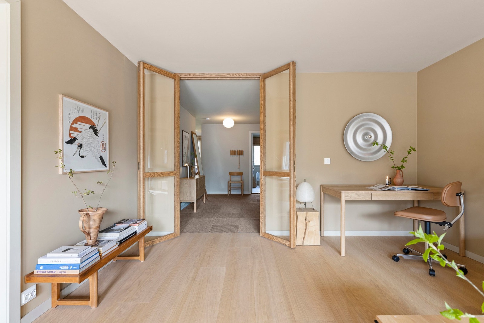 Det er gode muligheter for å etablere en funksjonell arbeidsplass med skrivebord, samtidig som rommet beholder sin luftige og romslige følelse. Galleribilde