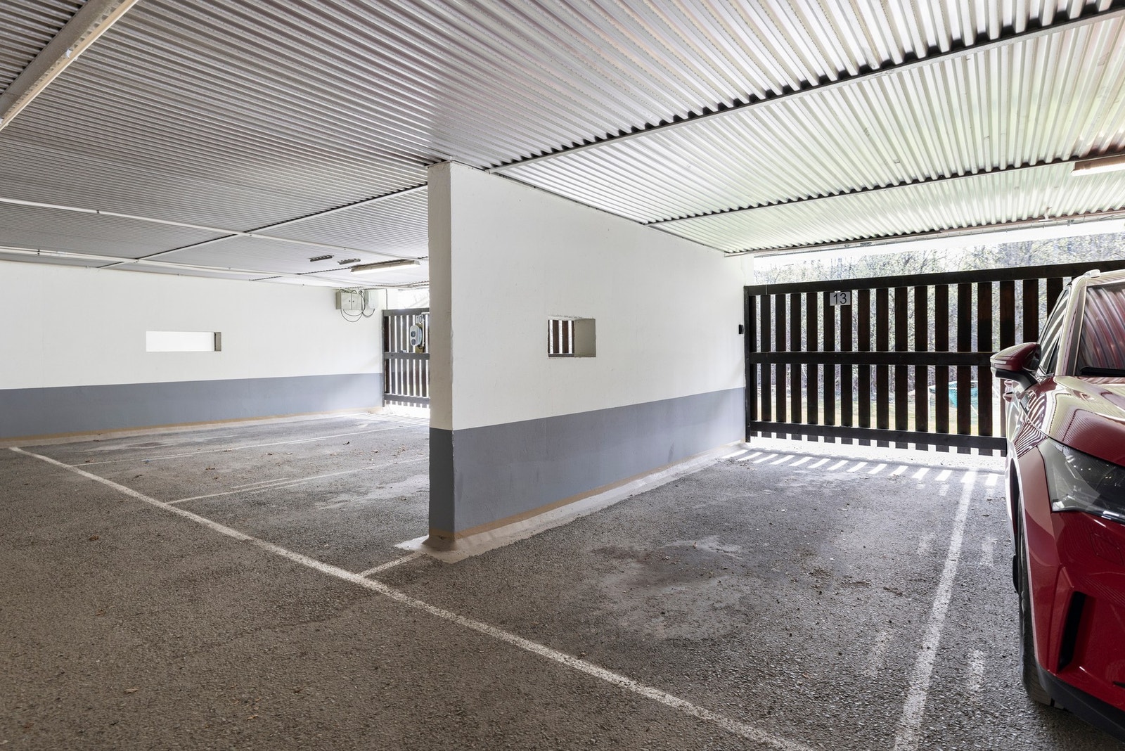 Det medfølger en parkeringsplass (plass nr.13) i felles åpent garasjeanlegg. Mulighet for å etablere el-bil lader.. Galleribilde