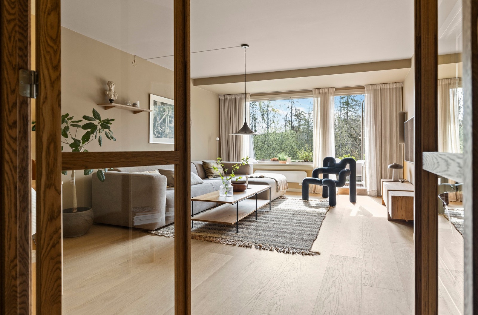 Stuen er av svært sjenerøs størrelse med god plass til sofa med tilhørende møblement. Galleribilde