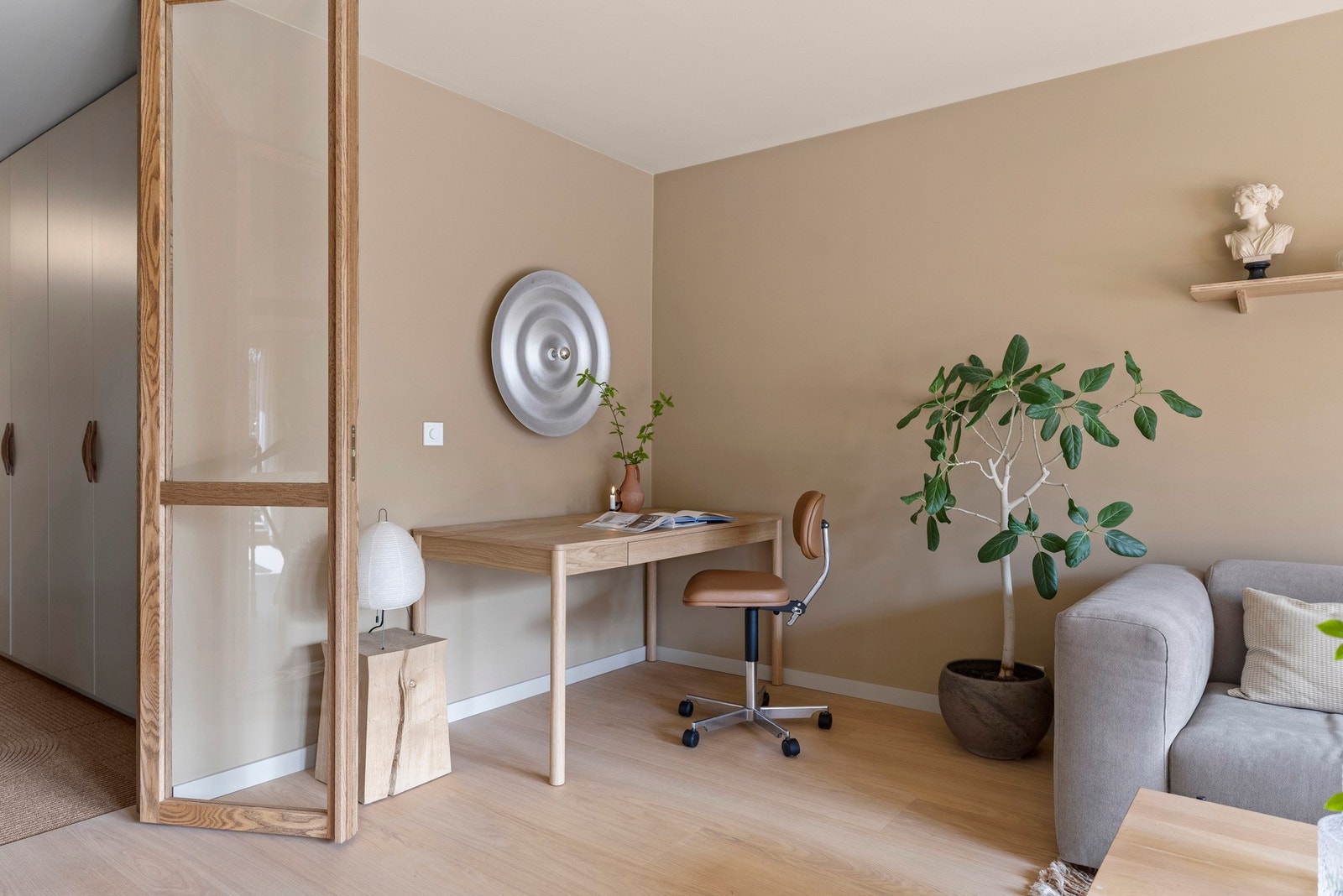 Elegant glassdør til stuen som tilfører boligen et eksklusivt preg og slipper lyset naturlig gjennom. Galleribilde
