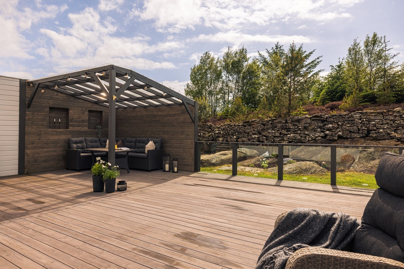 En stor uteplass med mange muligheter for møblering og beplantning. Galleribilde
