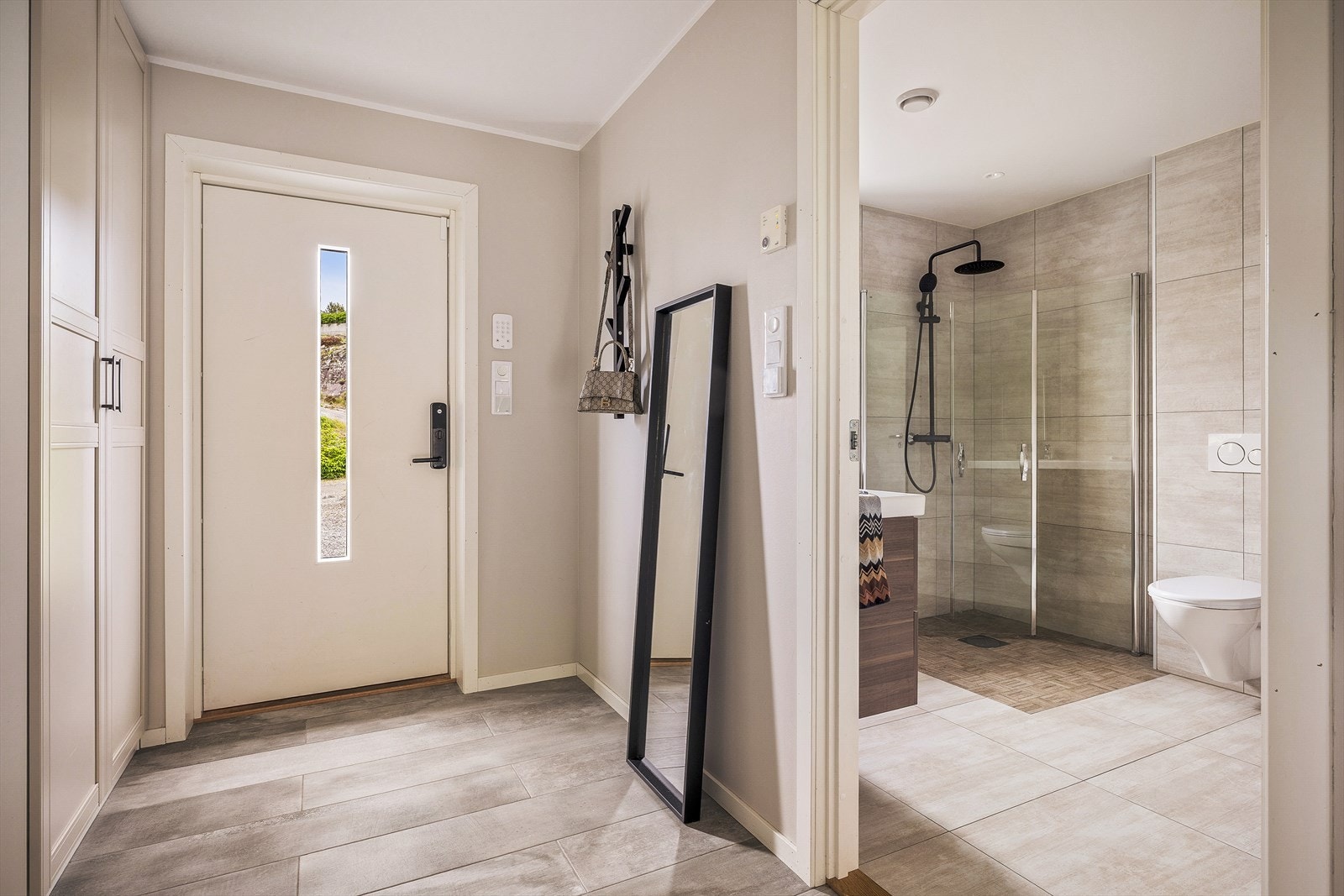 Entréen ønsker deg varmt velkommen inn. Her er det keramiske fliser med gulvvarme og god plass til oppbevaring. Galleribilde