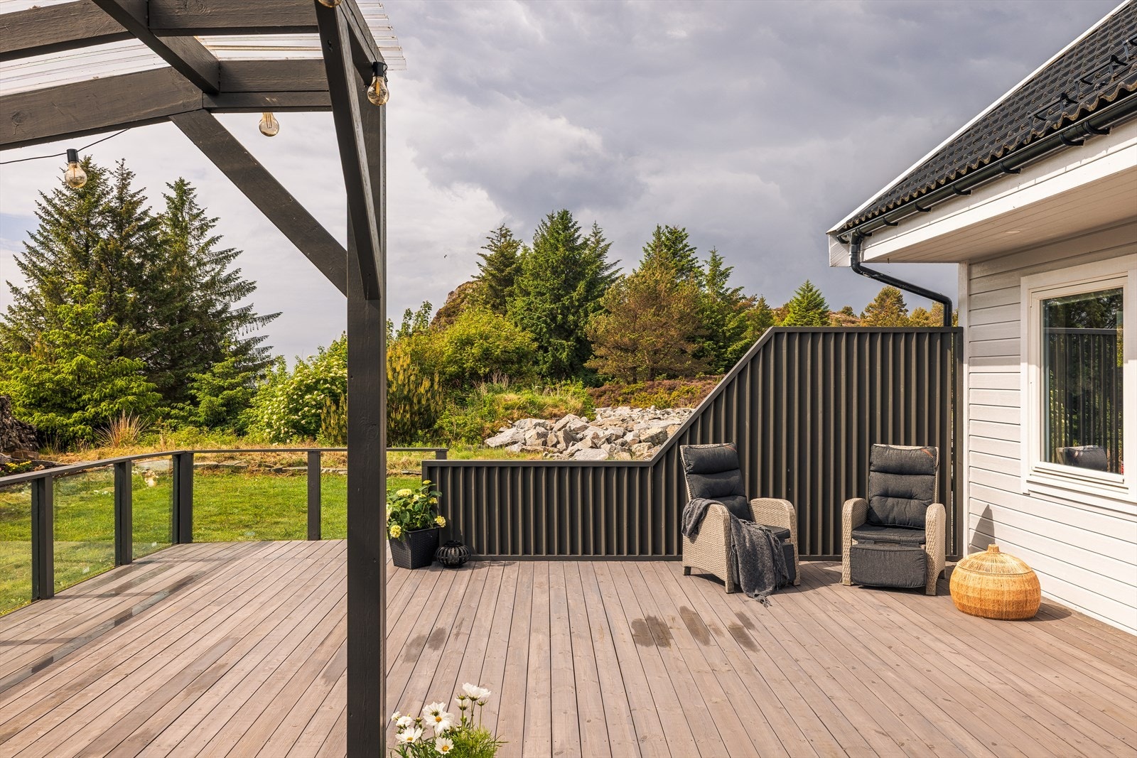 Terrassen strekker seg langs store deler av husets fasade. Galleribilde