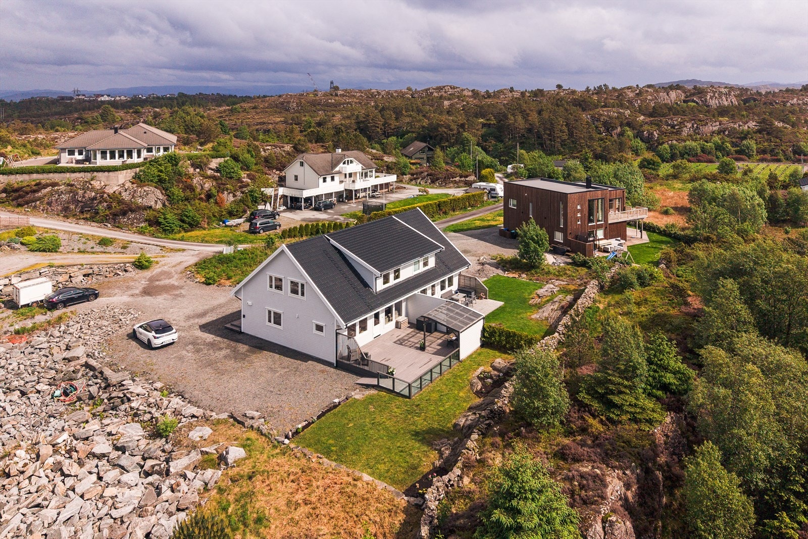 Landlig og rolig beliggenhet med spredt bebyggelse. Galleribilde
