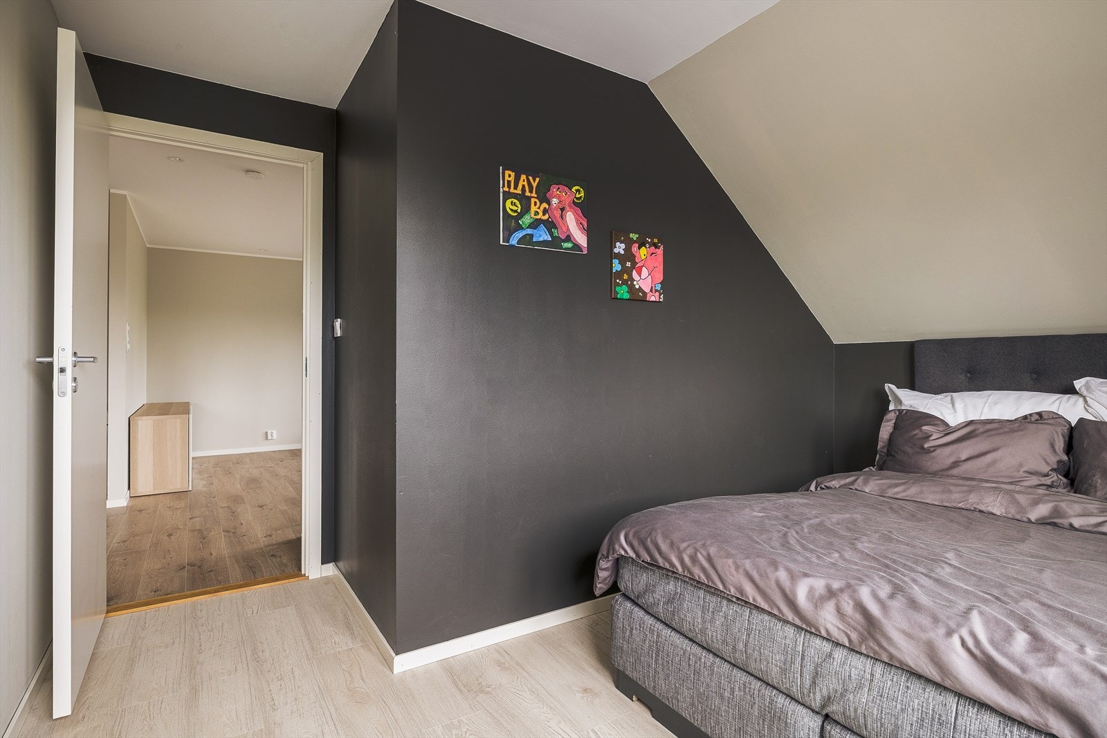 Fra dette soverommet er det direkte tilgang til loftstuen. Galleribilde