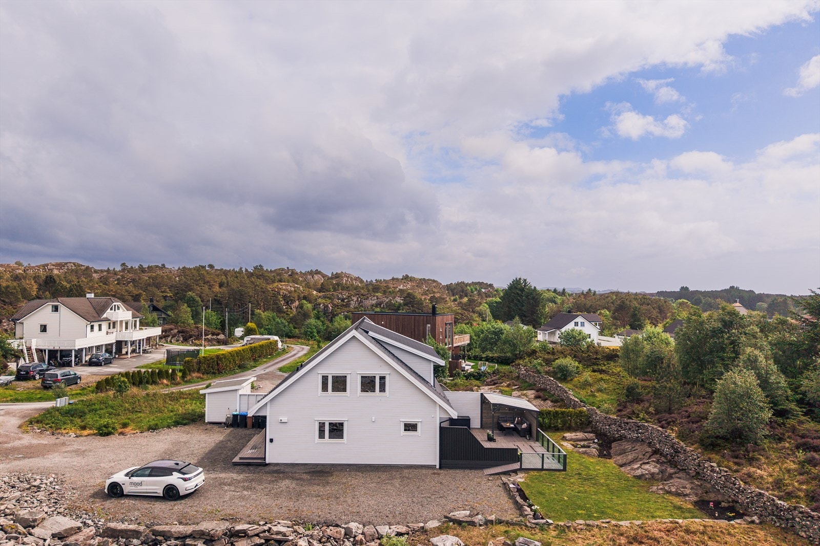 Fra eiendommen er det kort kjøretur til dagligvarebutikker som Rema 1000 og Kiwi i Ågotnes. Galleribilde