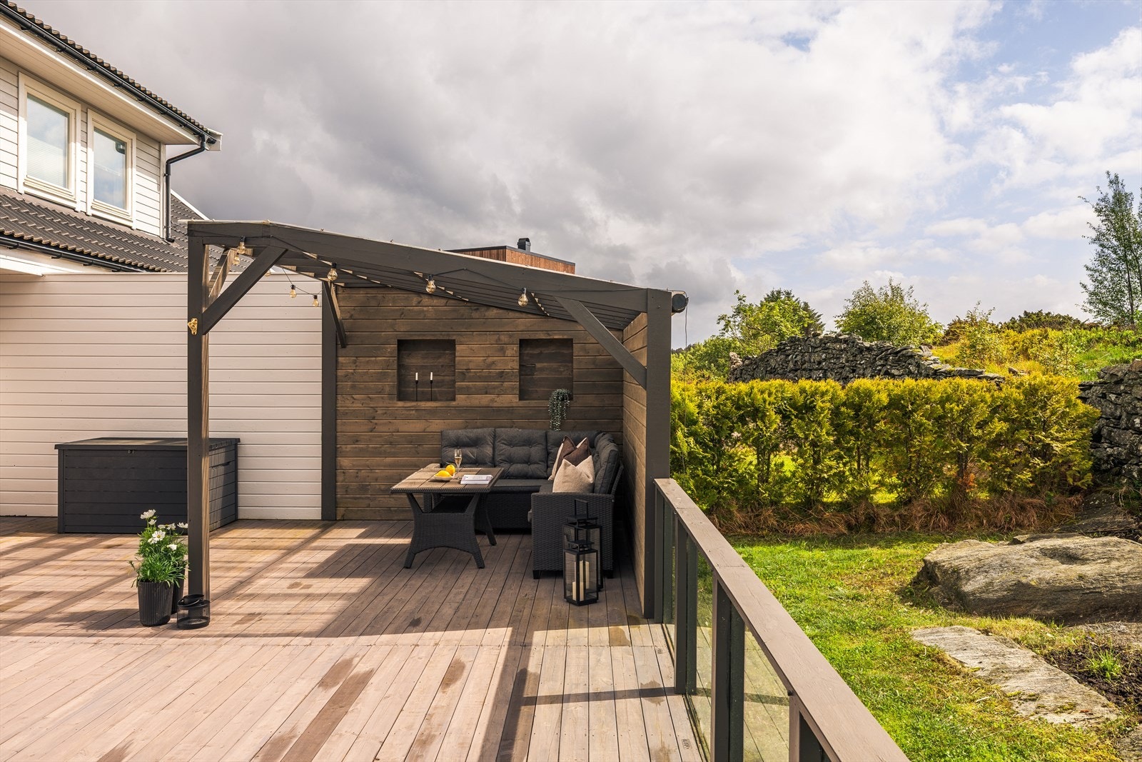Uteplassen er en naturlig forlengelse av stuen i sommerhalvåret. Galleribilde