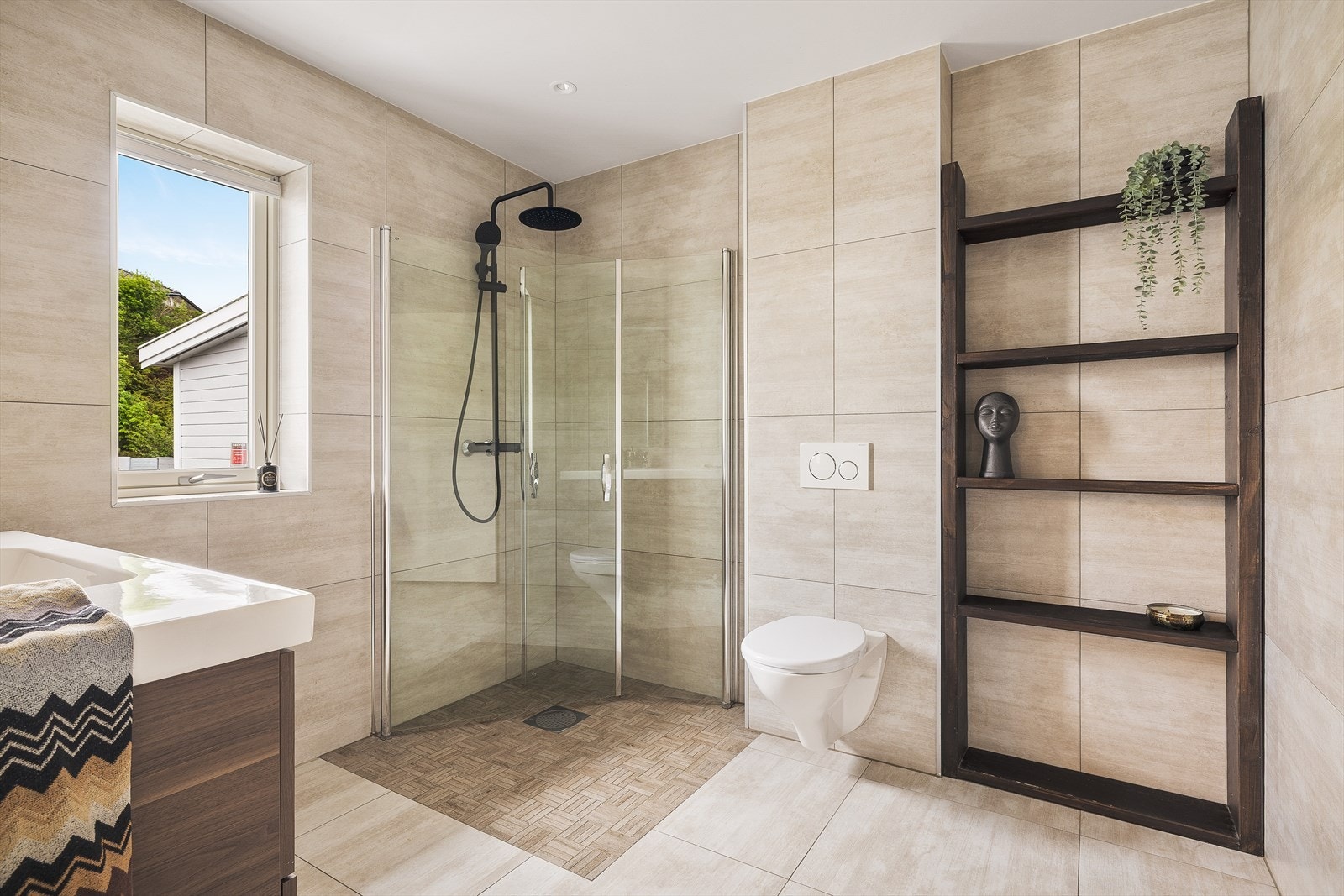 Badet i første etasje har keramiske fliser på gulv og vegger, samt gulvvarme. Galleribilde