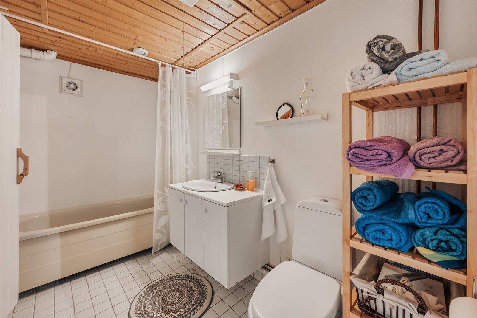 Eldre bad i kjelleretasjen som er innredet med baderomsinnredning, gulvstående toalett og badekar. Badet må påregnes oppussing for å oppnå dagens krav til standard. Galleribilde