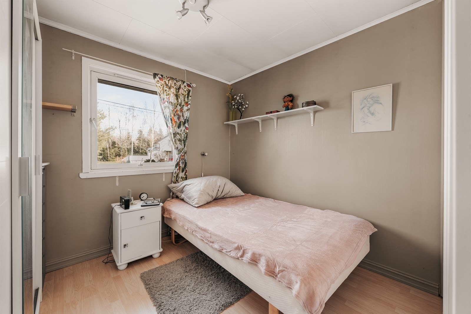 Soverom 2. Trivelig soverom som passer perfekt som barnerom, gjesterom eller kontor. Galleribilde