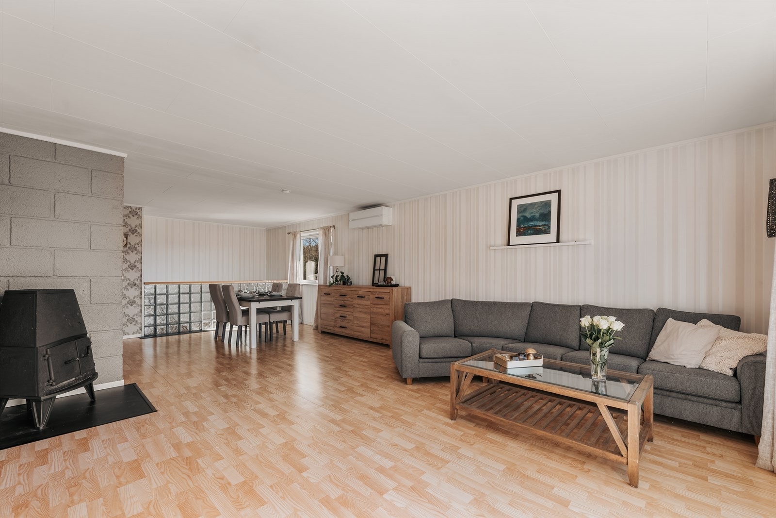 Peisovnen bidrar til ekstra hygge på kjølige dager. Det er også montert varmepumpe fra 2022. Galleribilde