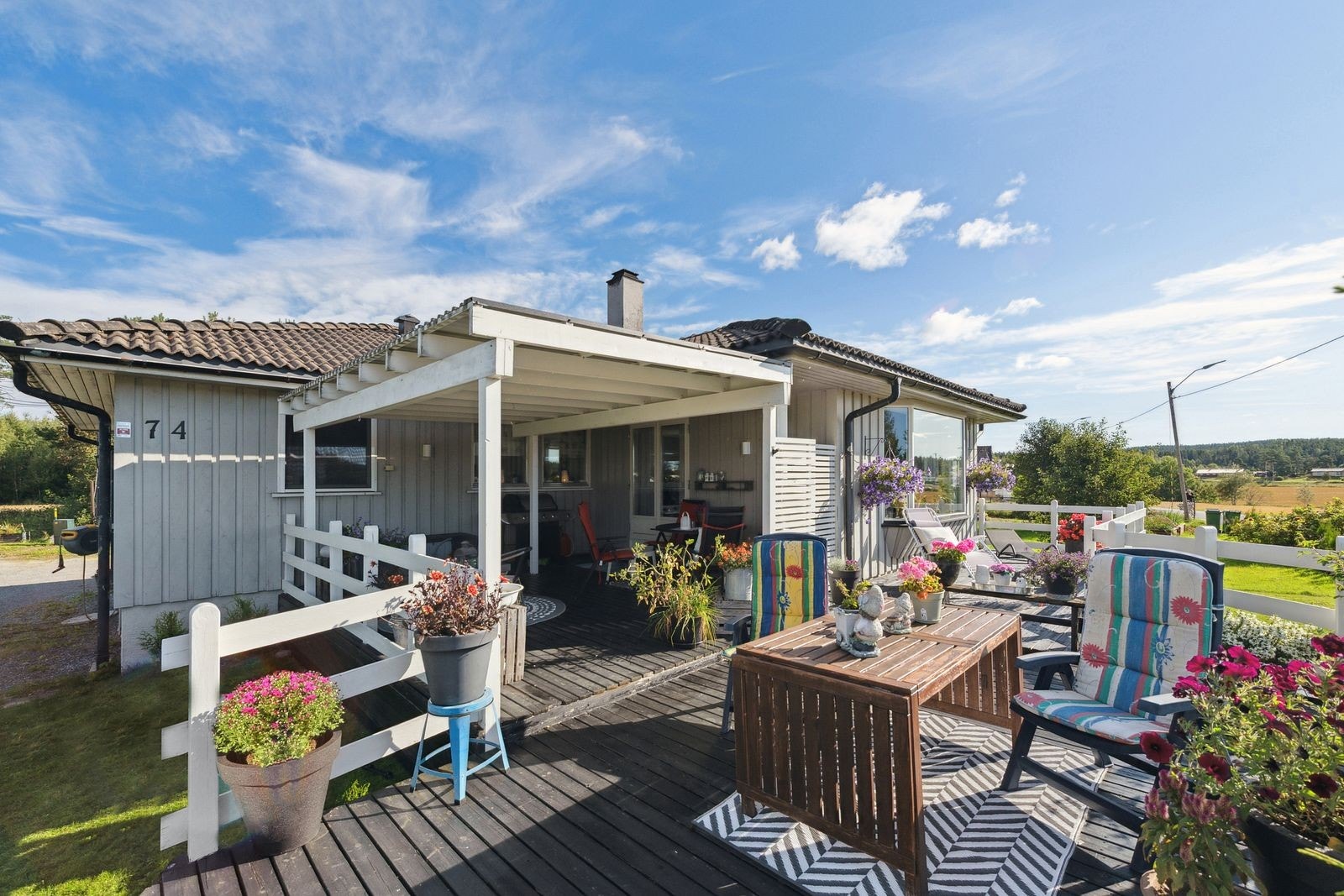 Fra stuen er det utgang til en stor og hyggelig terrasse på ca. 61,4 kvm, som er delvis overbygget. Galleribilde