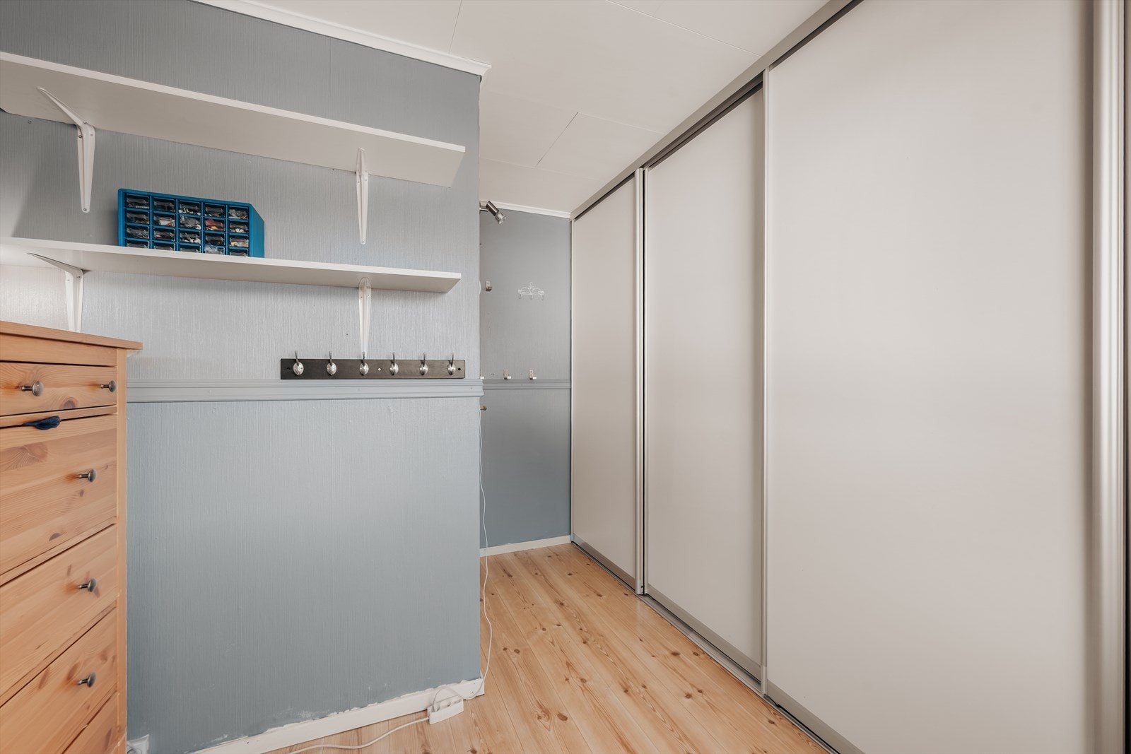 Rommet har skyvedørsgarderobe langs den ene veggen. Galleribilde