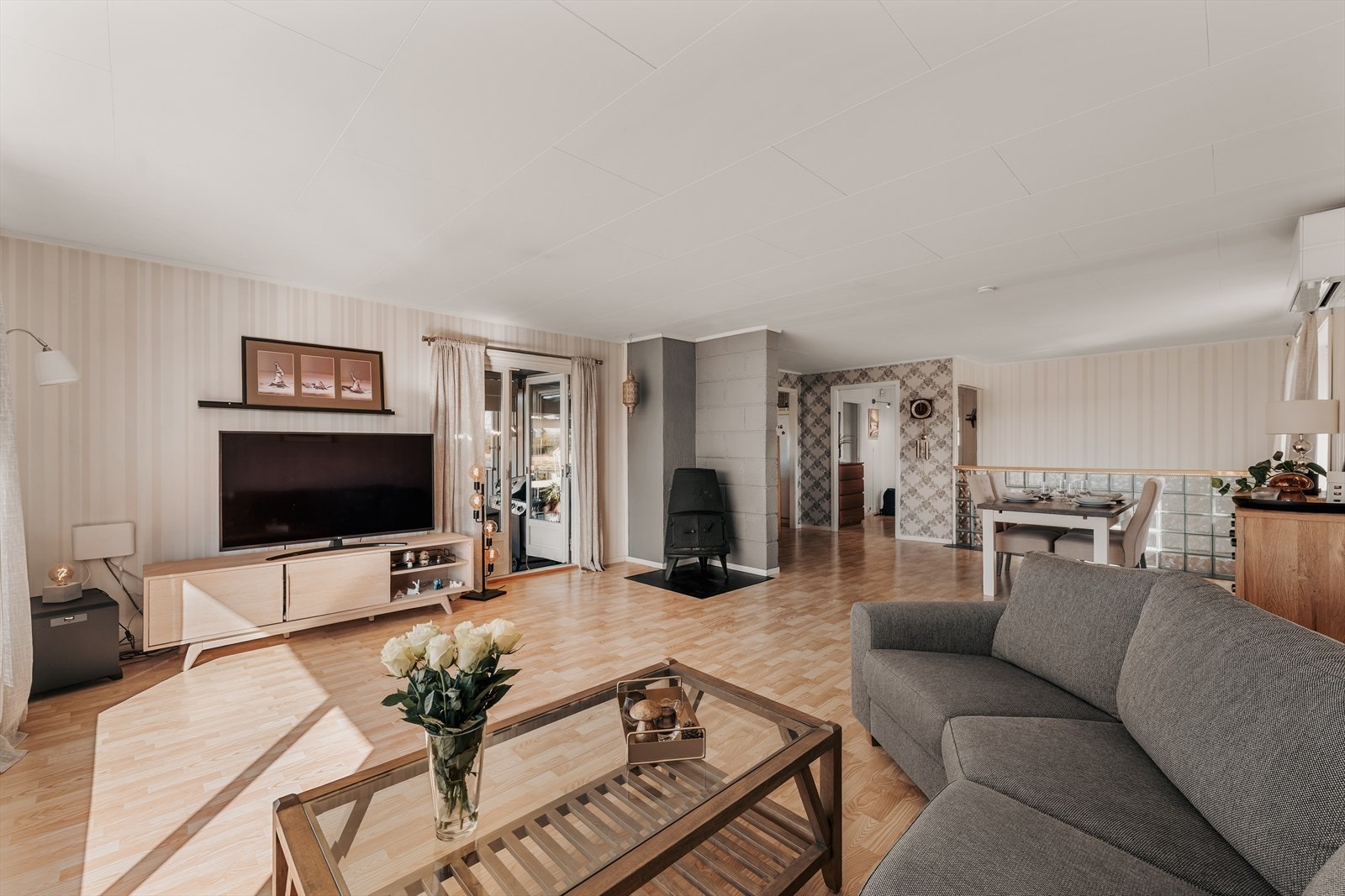 Den romslige stuen byr på gode møbleringsmuligheter og en lun atmosfære. Galleribilde